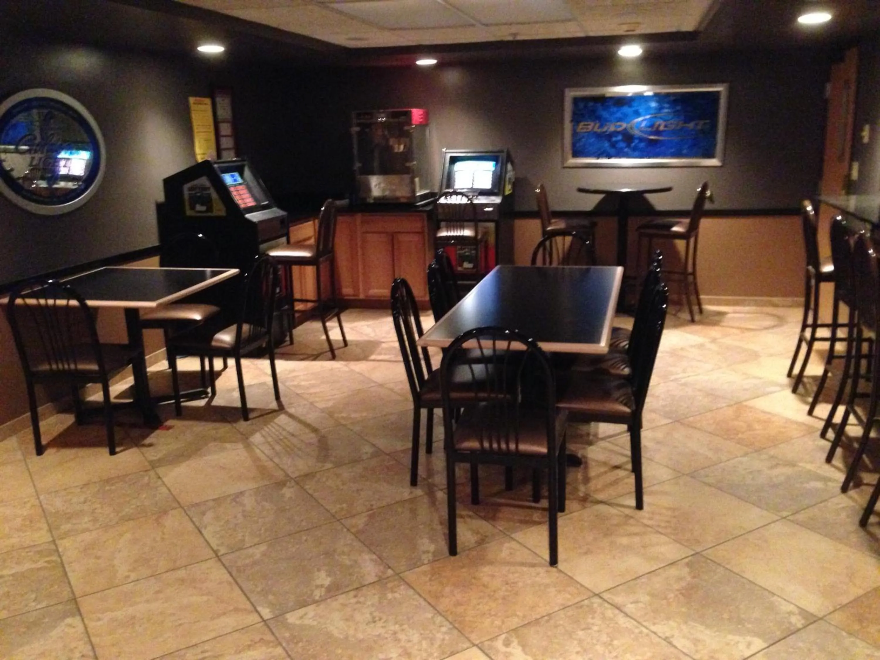 Lounge or bar in AmericInn by Wyndham Aberdeen Event Center