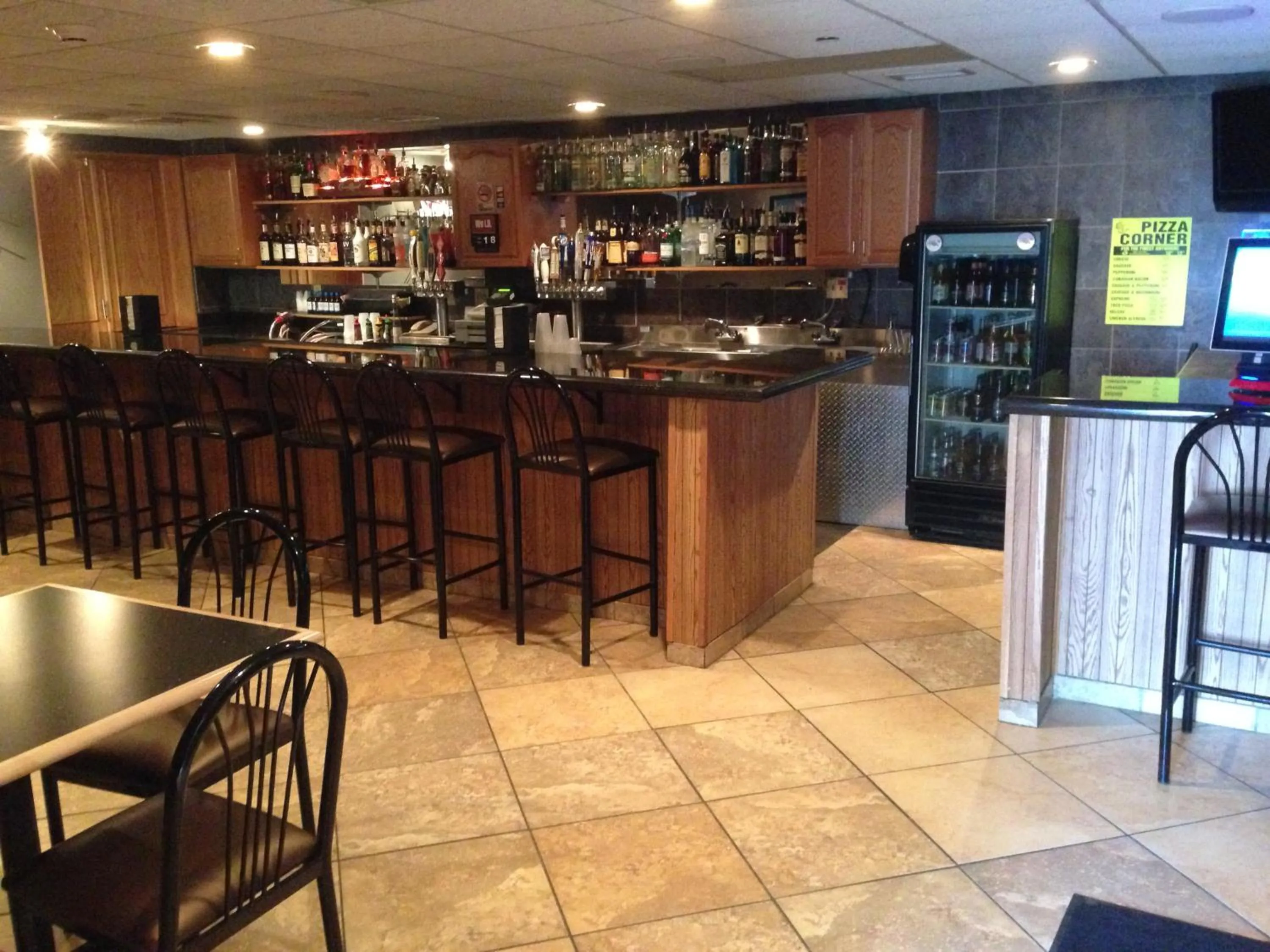Lounge or bar in AmericInn by Wyndham Aberdeen Event Center
