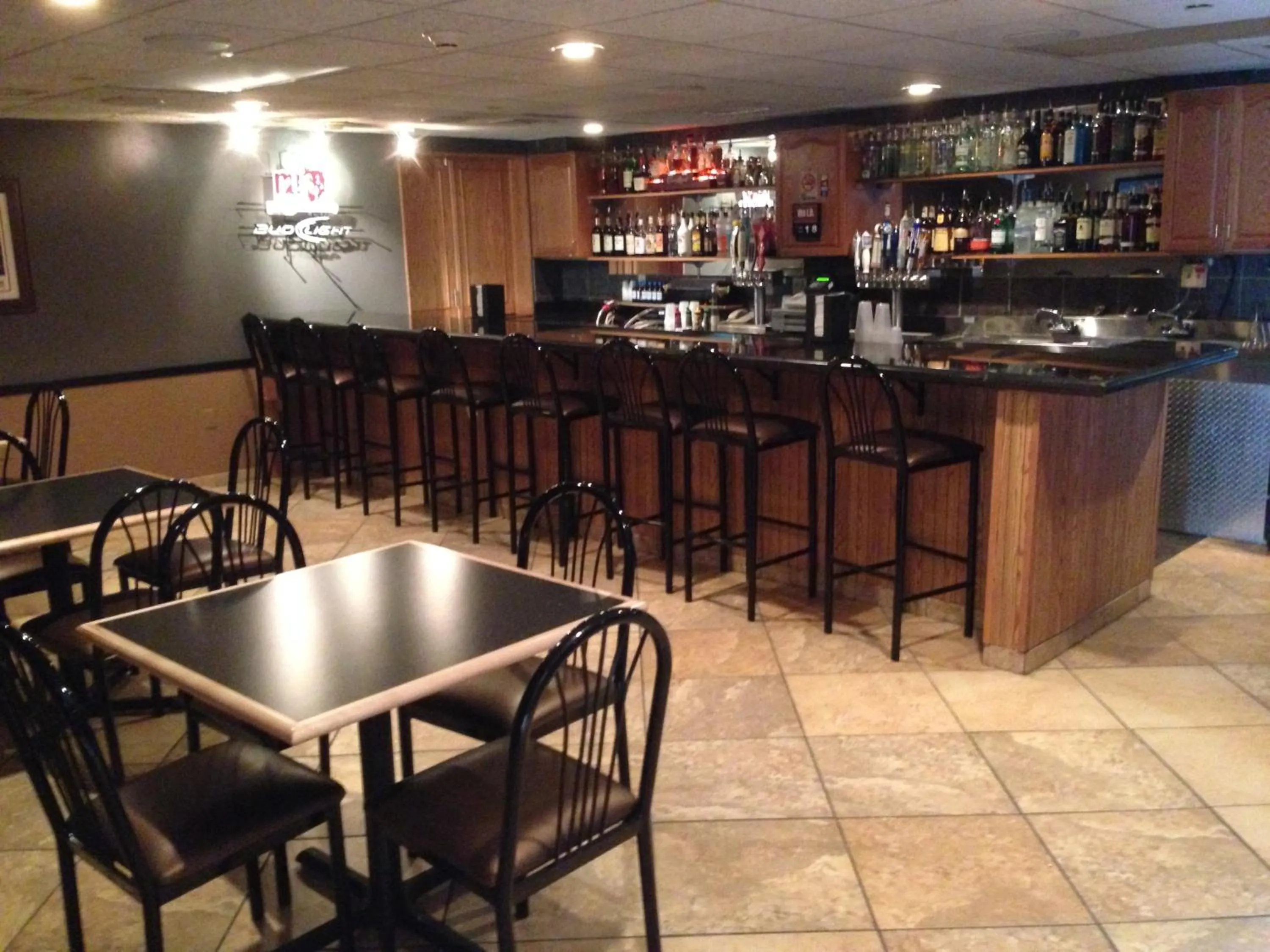 Lounge or bar in AmericInn by Wyndham Aberdeen Event Center