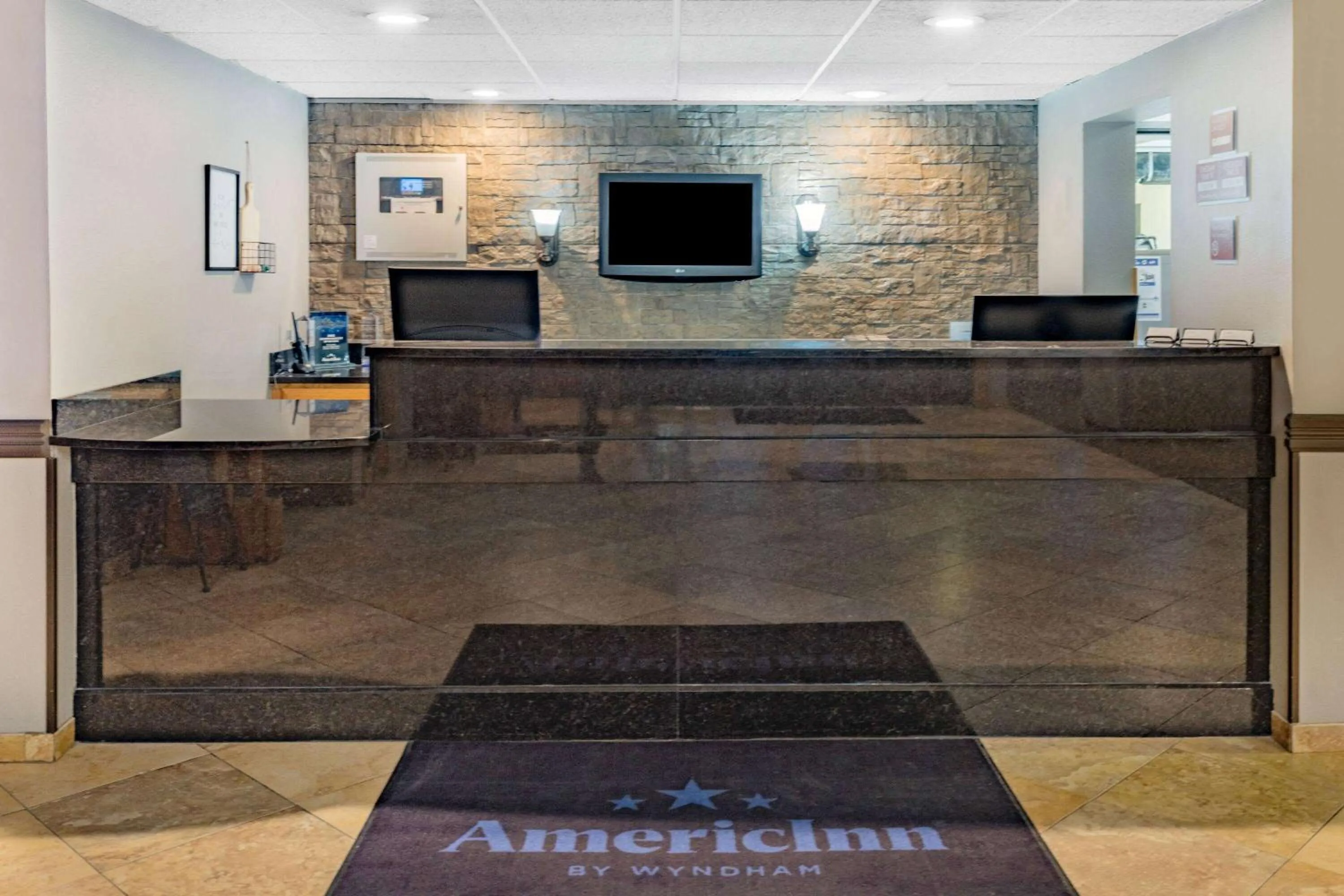 Lobby or reception in AmericInn by Wyndham Aberdeen Event Center