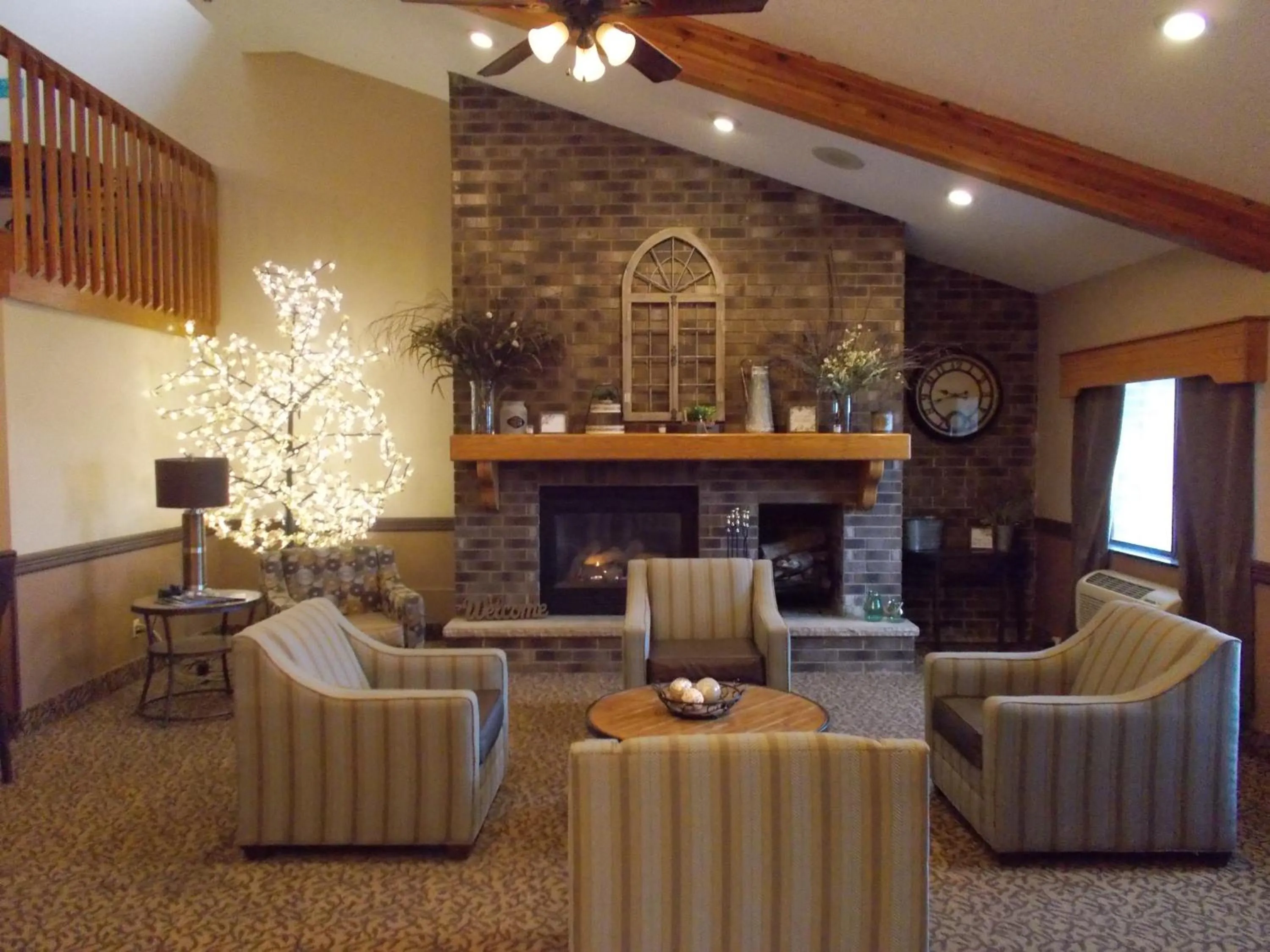 Communal lounge/ TV room in AmericInn by Wyndham Aberdeen Event Center