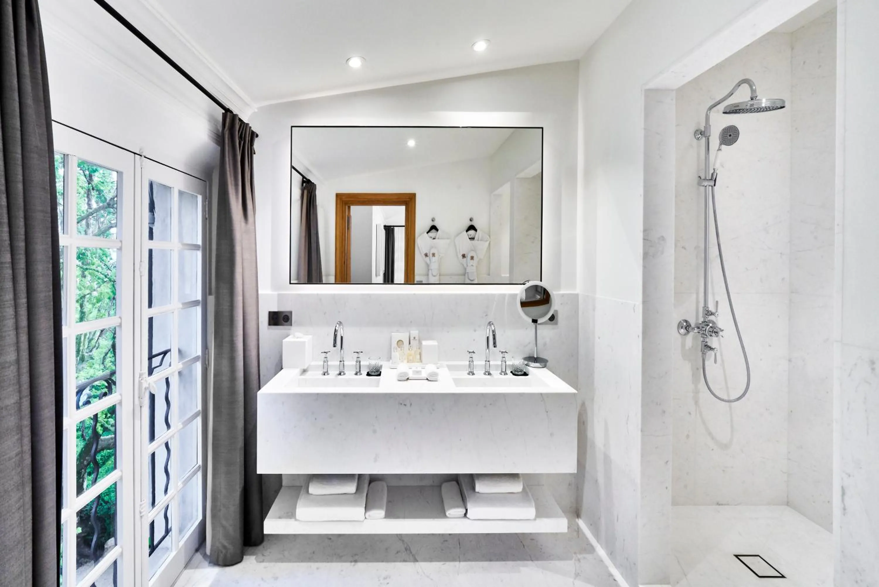 Shower in Château de la Gaude