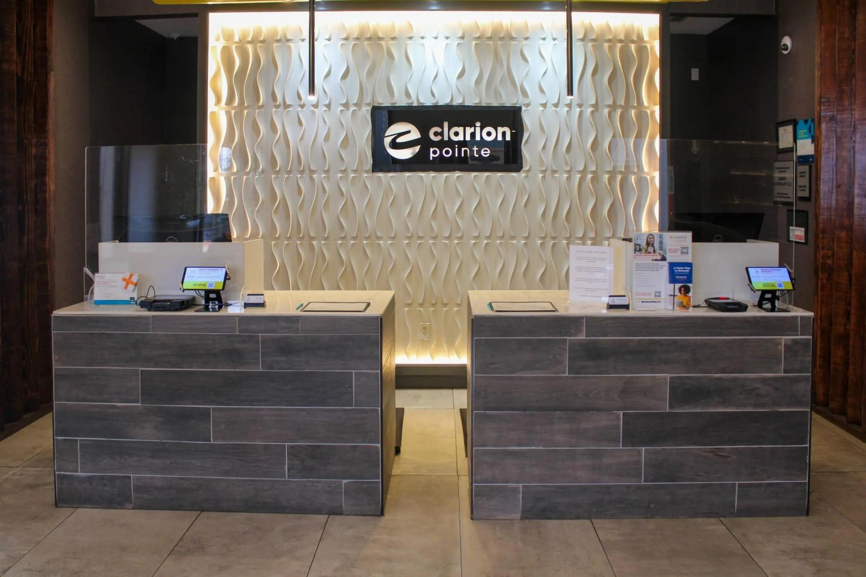 Lobby or reception in Clarion Pointe Marshall