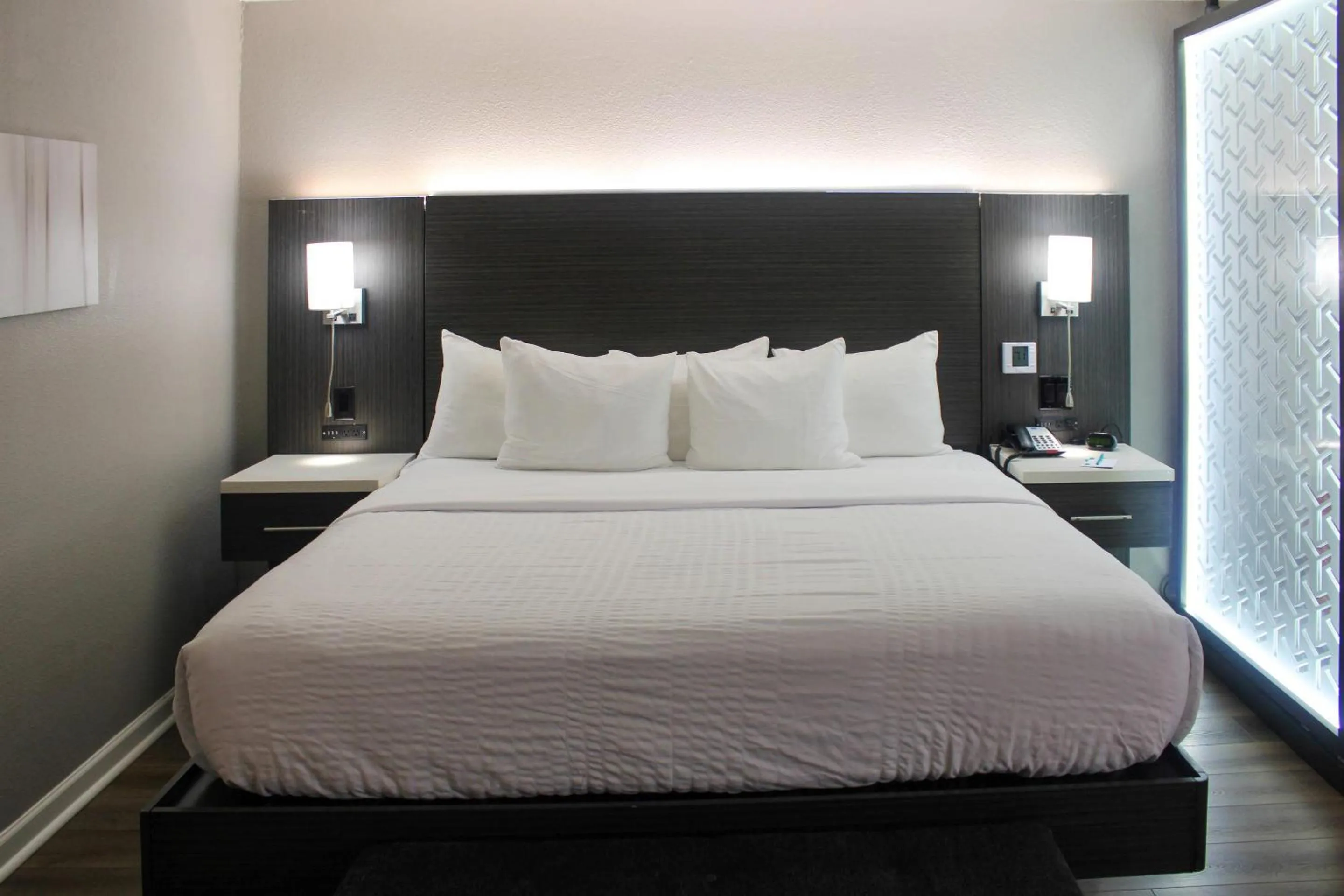 Bedroom, Bed in Clarion Pointe Marshall