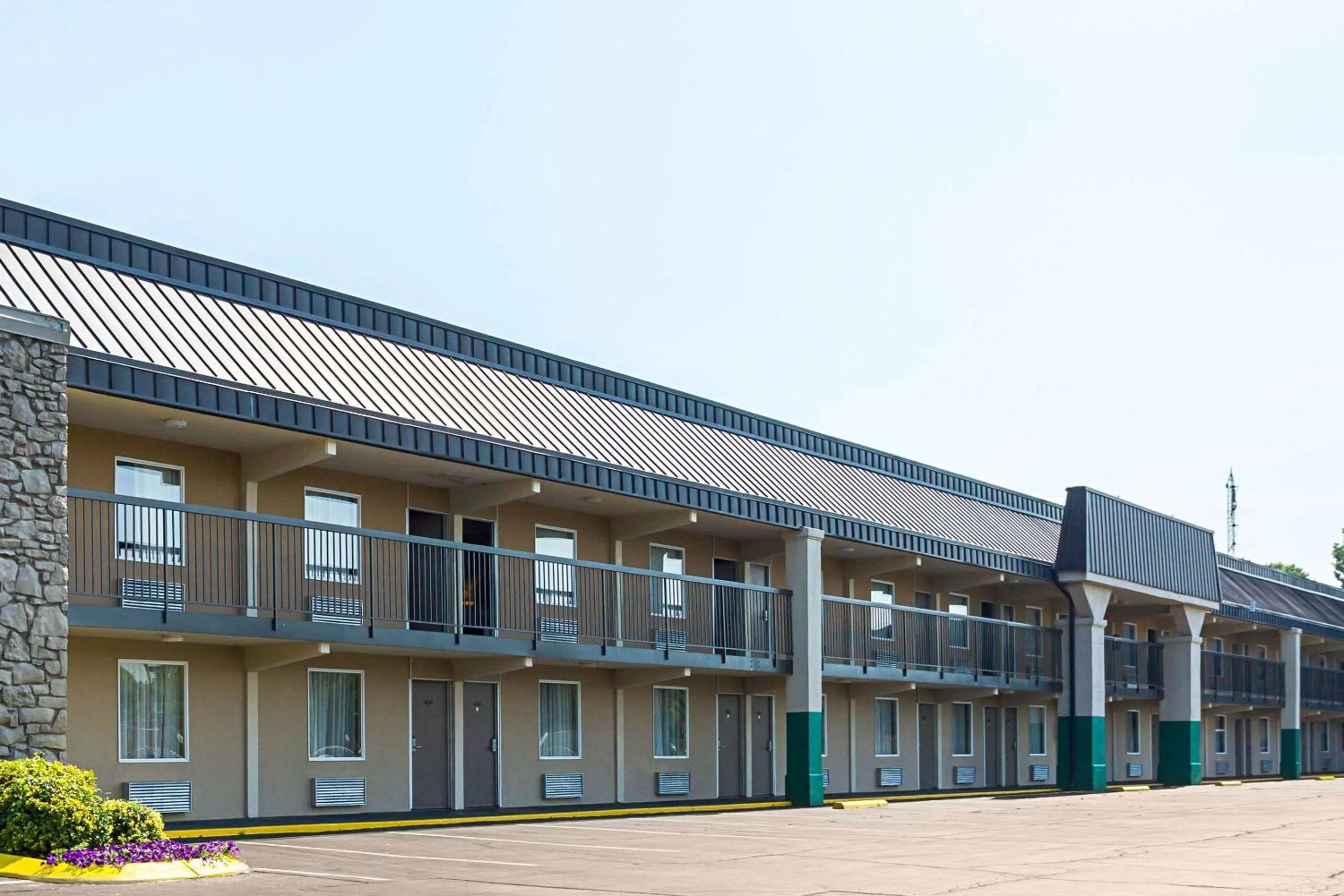 Property building in Quality Inn Hurricane Mills I-40