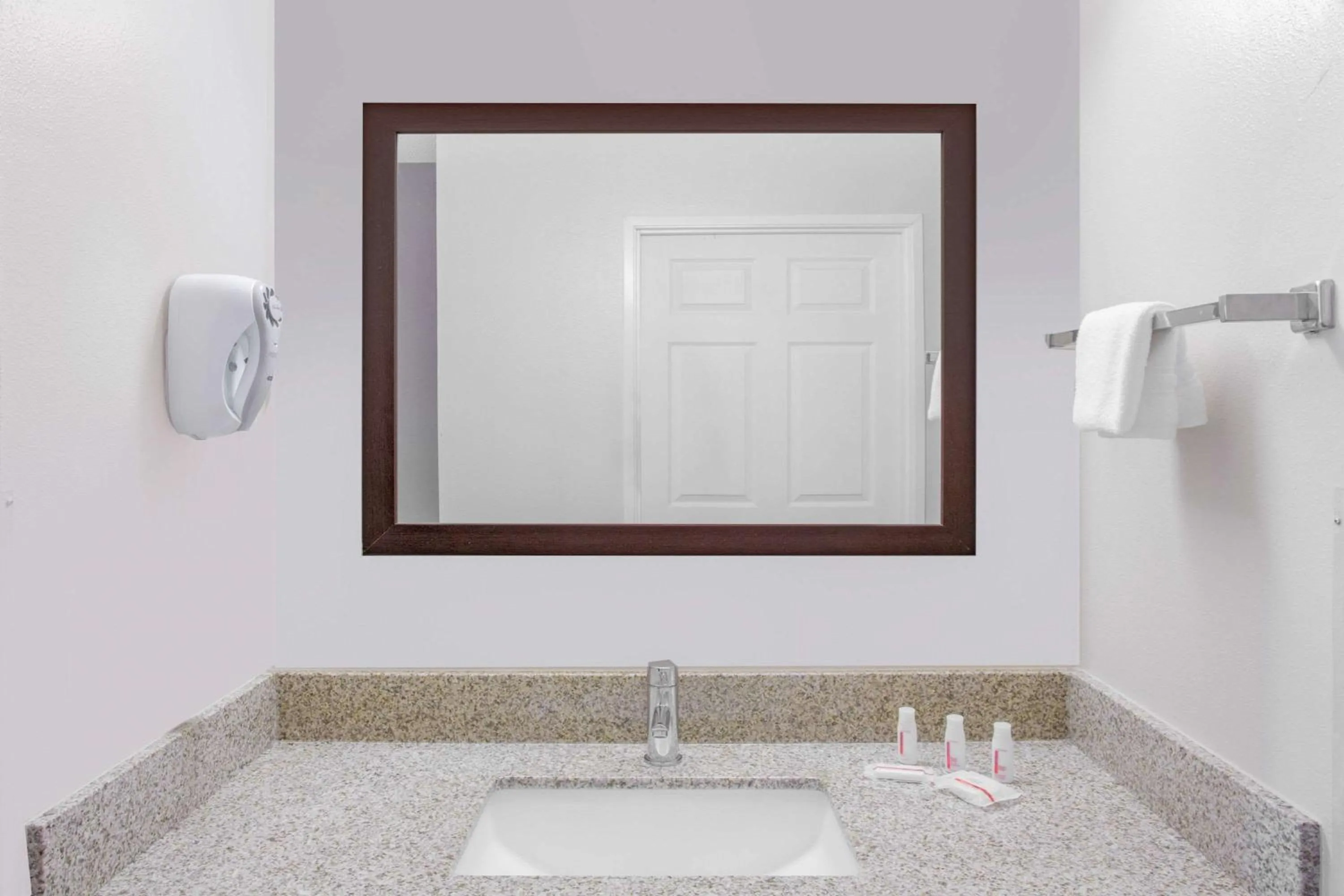 Bathroom in Super 8 by Wyndham Page/Lake Powell