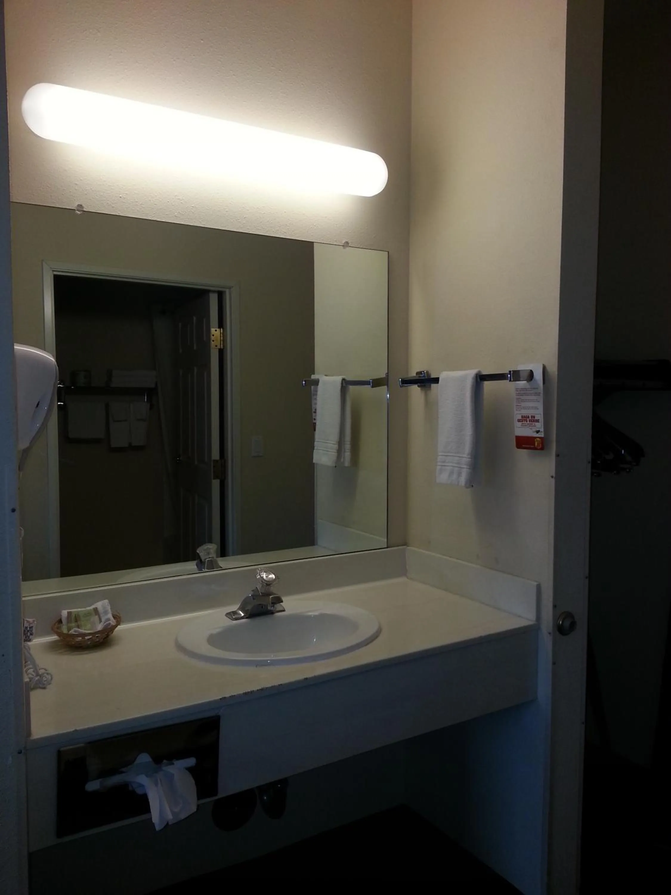 Bathroom in Super 8 by Wyndham Page/Lake Powell