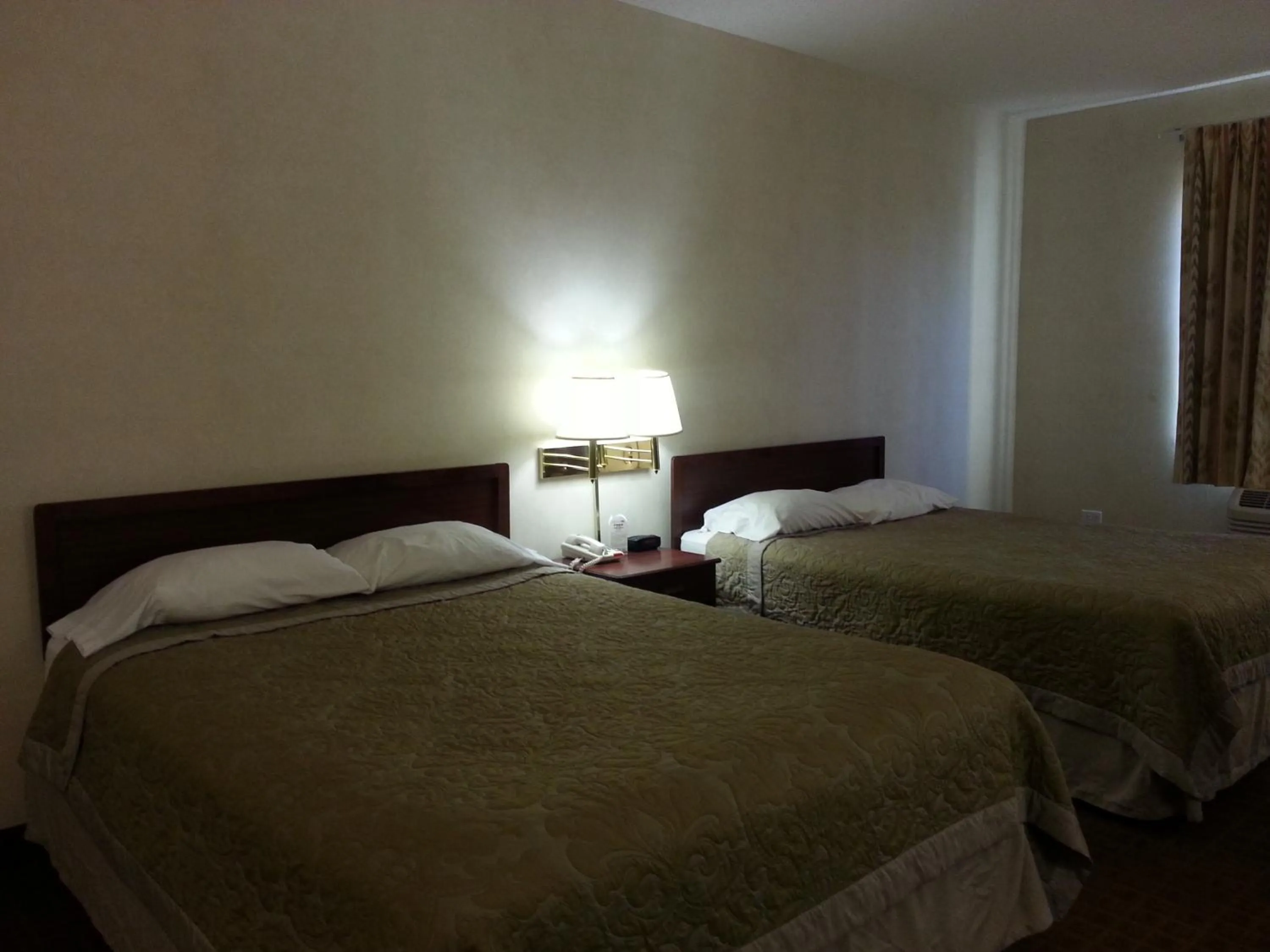 Photo of the whole room, Bed in Super 8 by Wyndham Page/Lake Powell