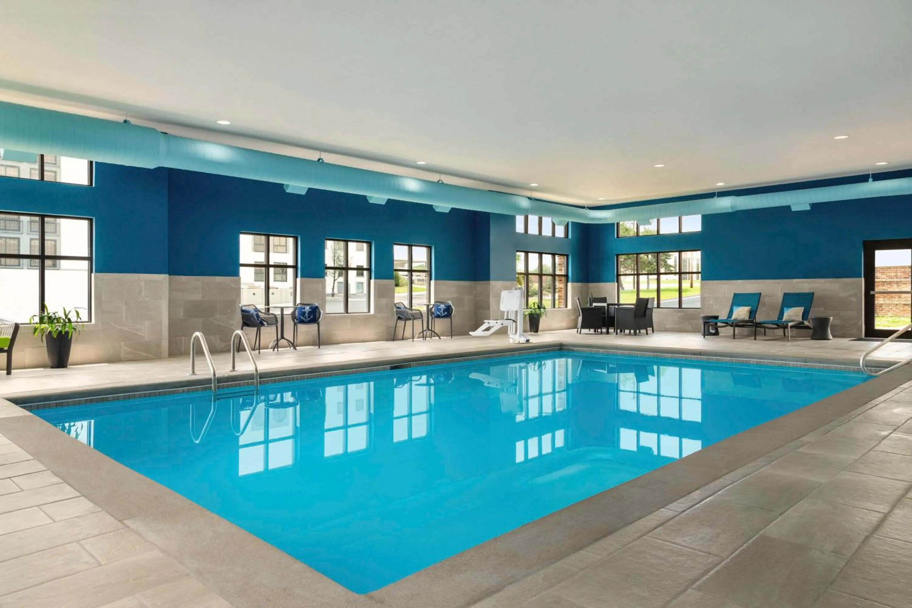 Pool view in Hampton Inn & Suites Springfield