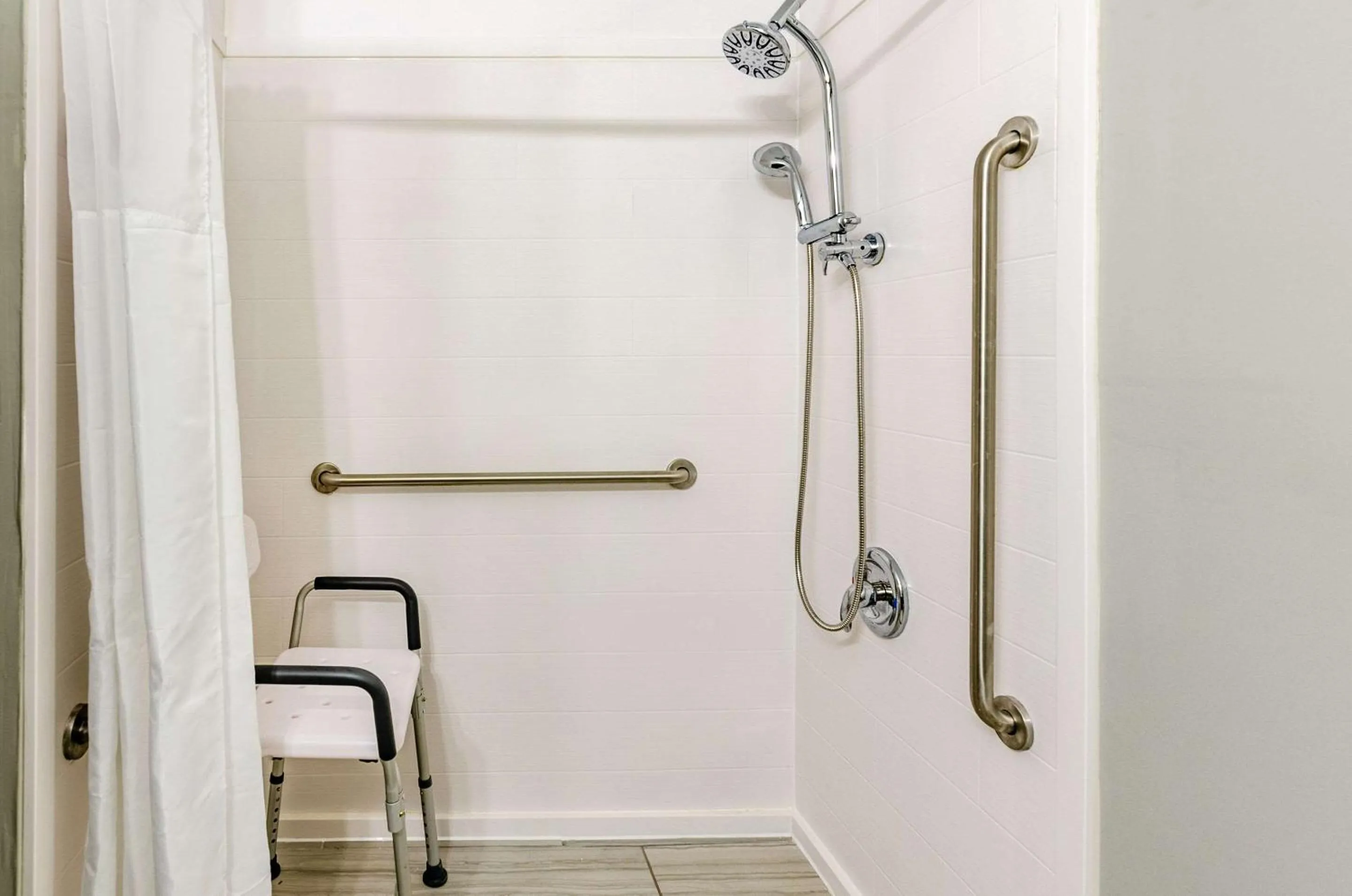 Bathroom in Quality Inn Bristol Pinnacle Area