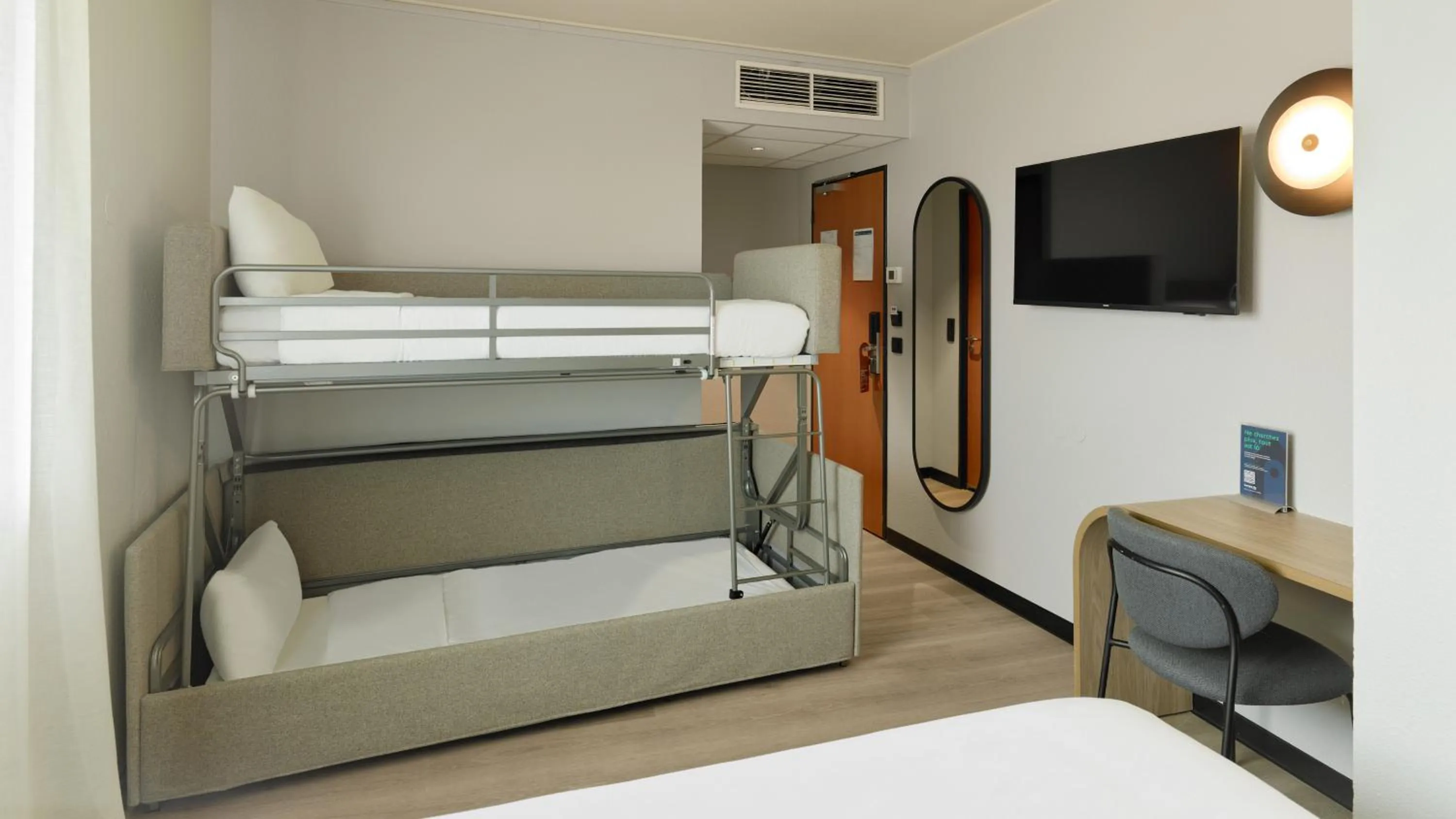 Photo of the whole room, Bed in Campanile Marne la Vallée - Bussy Saint-Georges