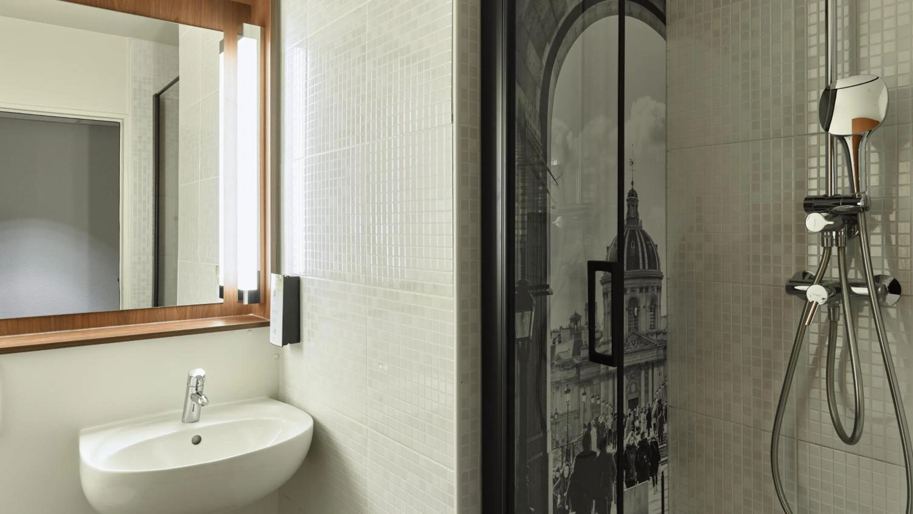 Shower in Campanile Marne la Vallée - Bussy Saint-Georges