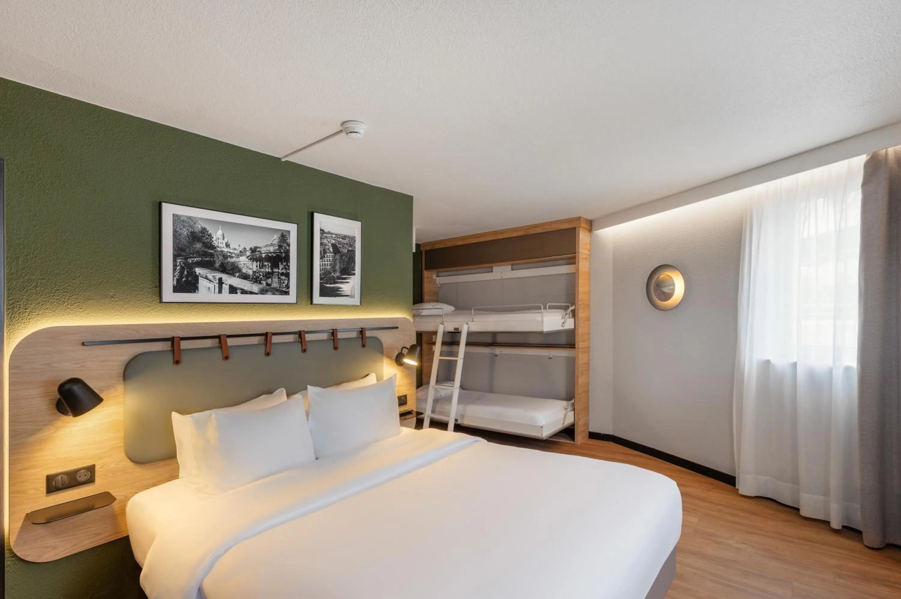 Standard Room - 1 Queen Bed 2 Sofa Beds in Campanile Marne la Vallée - Bussy Saint-Georges