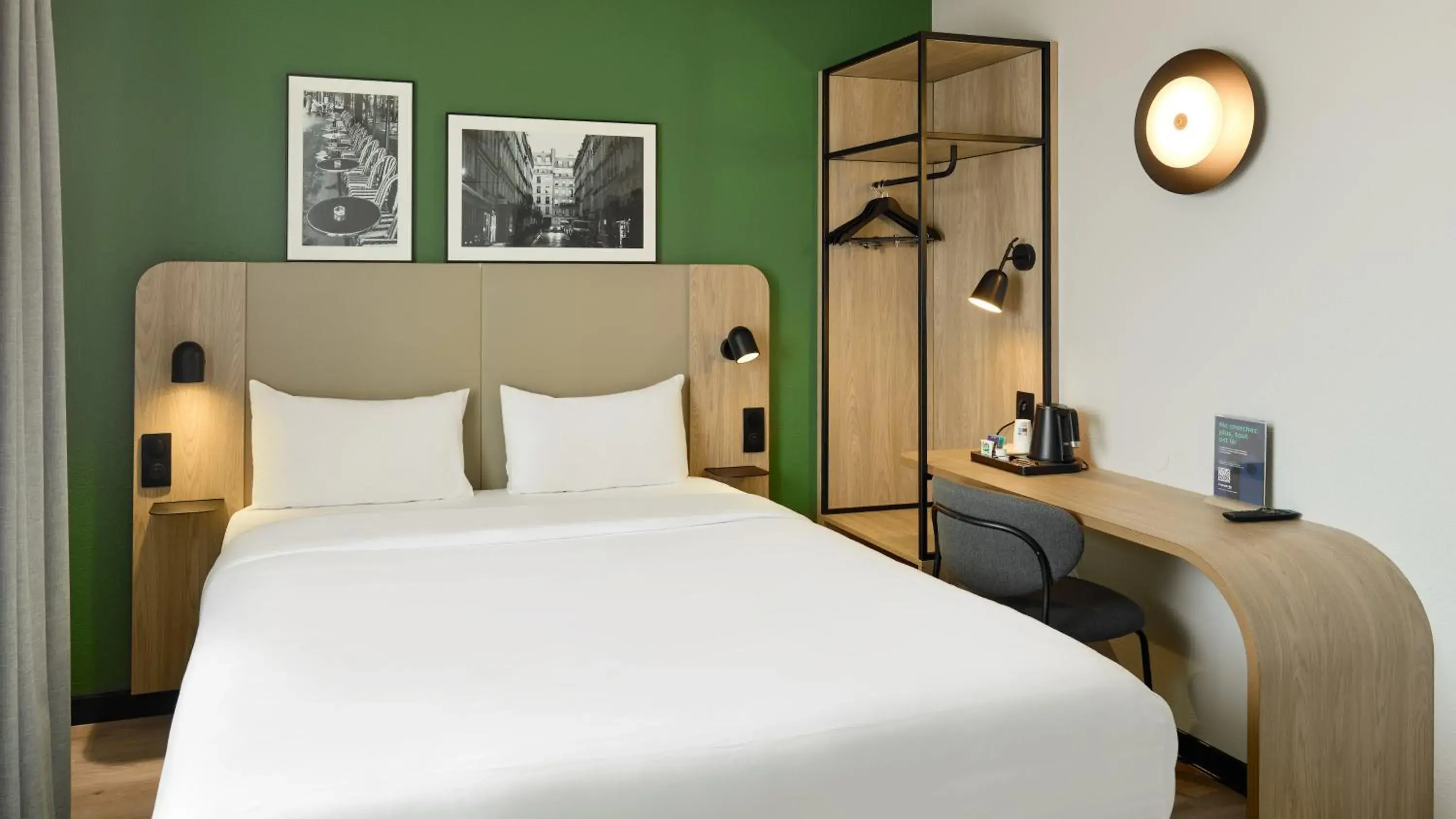 Standard Room - 1 Queen Bed in Campanile Marne la Vallée - Bussy Saint-Georges Standard Room - 1 Queen Bed in Campanile Marne la Vallée - Bussy Saint-Georges