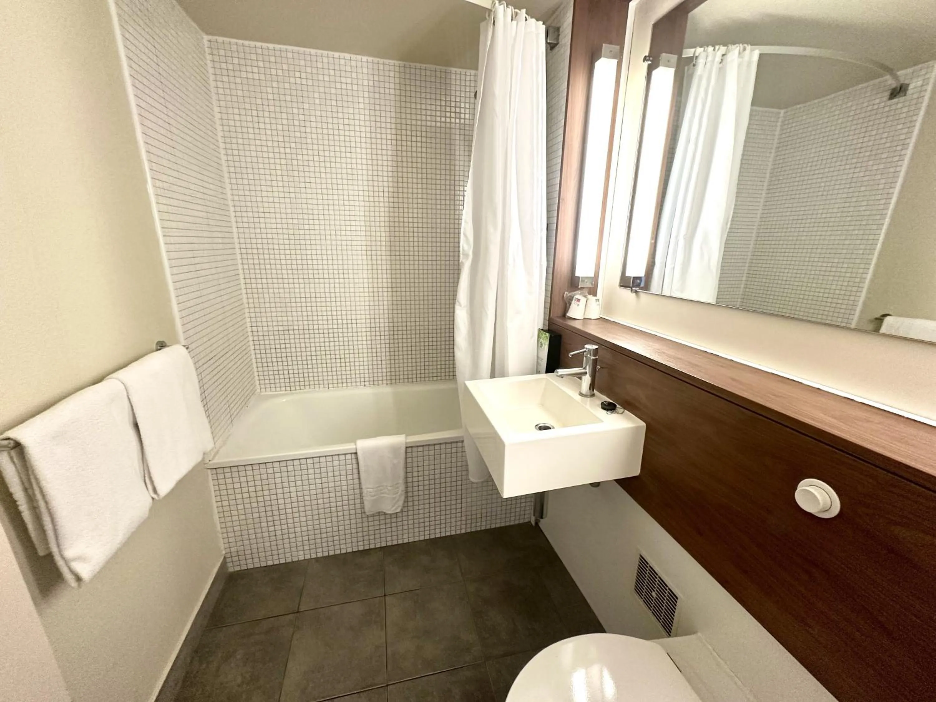 Bathroom in Campanile Hotel Chantilly