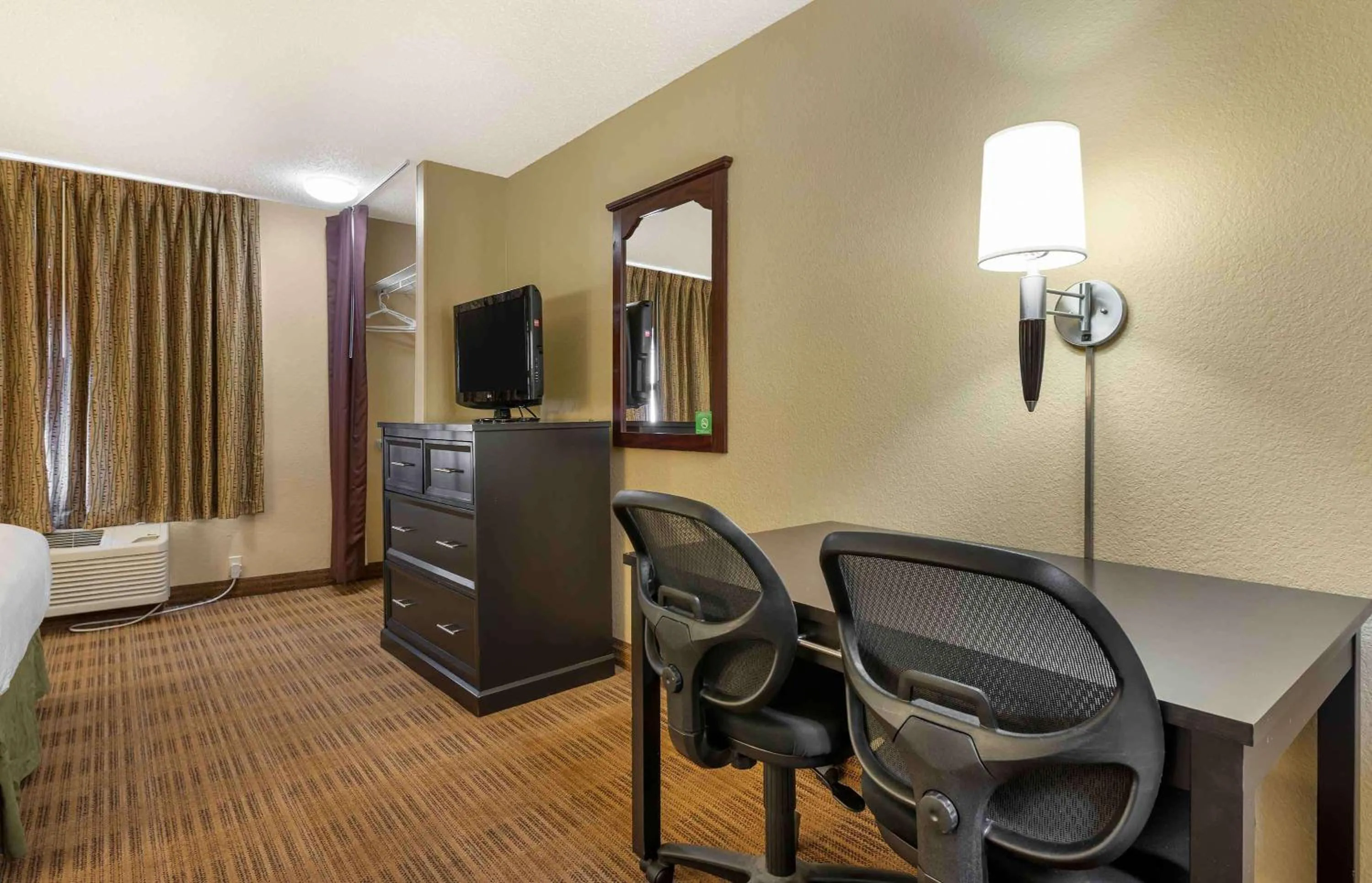 Bedroom in Extended Stay America Suites - Champaign - Urbana