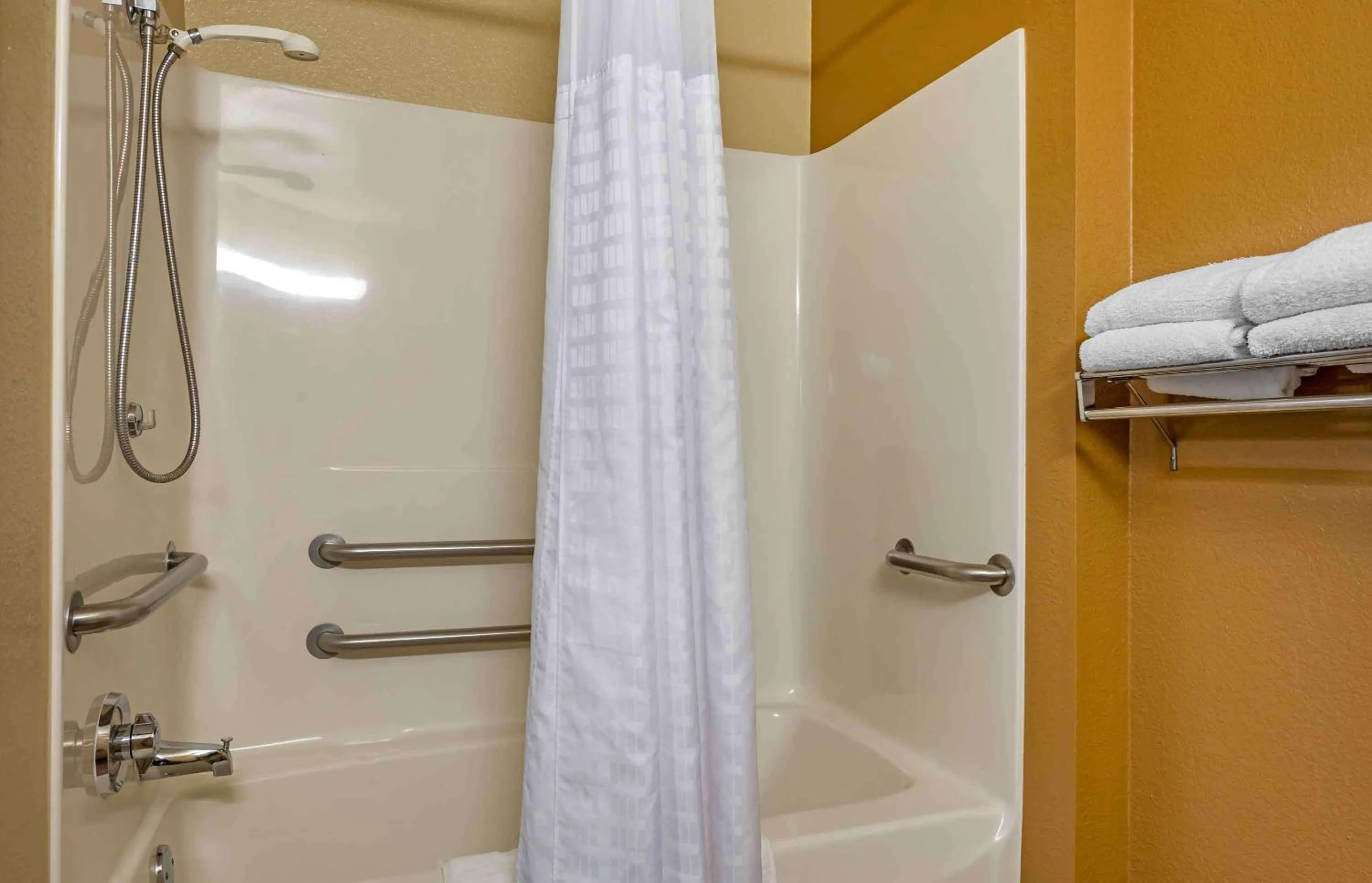 Bathroom in Extended Stay America Suites - Champaign - Urbana