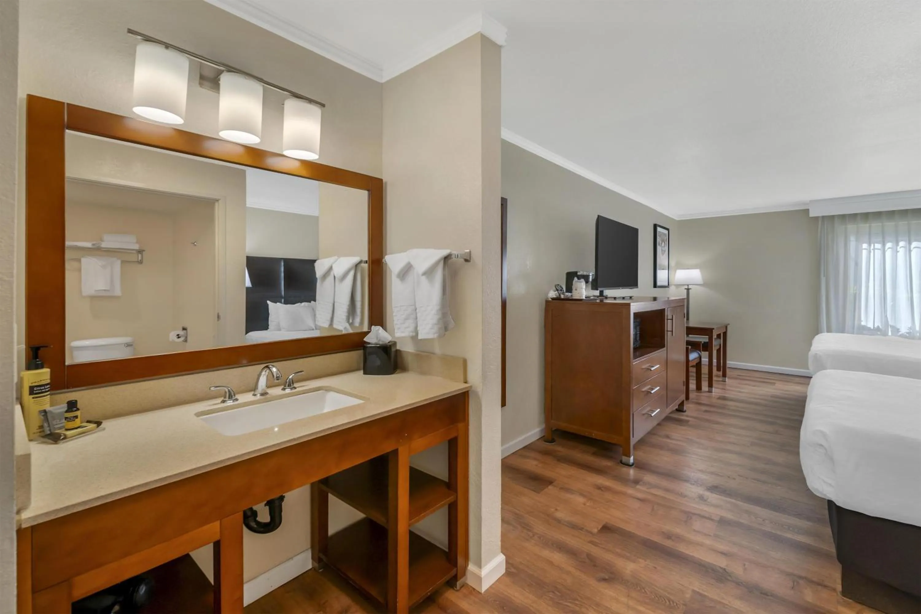 Bedroom, Bed in Best Western Plus Northwoods Inn