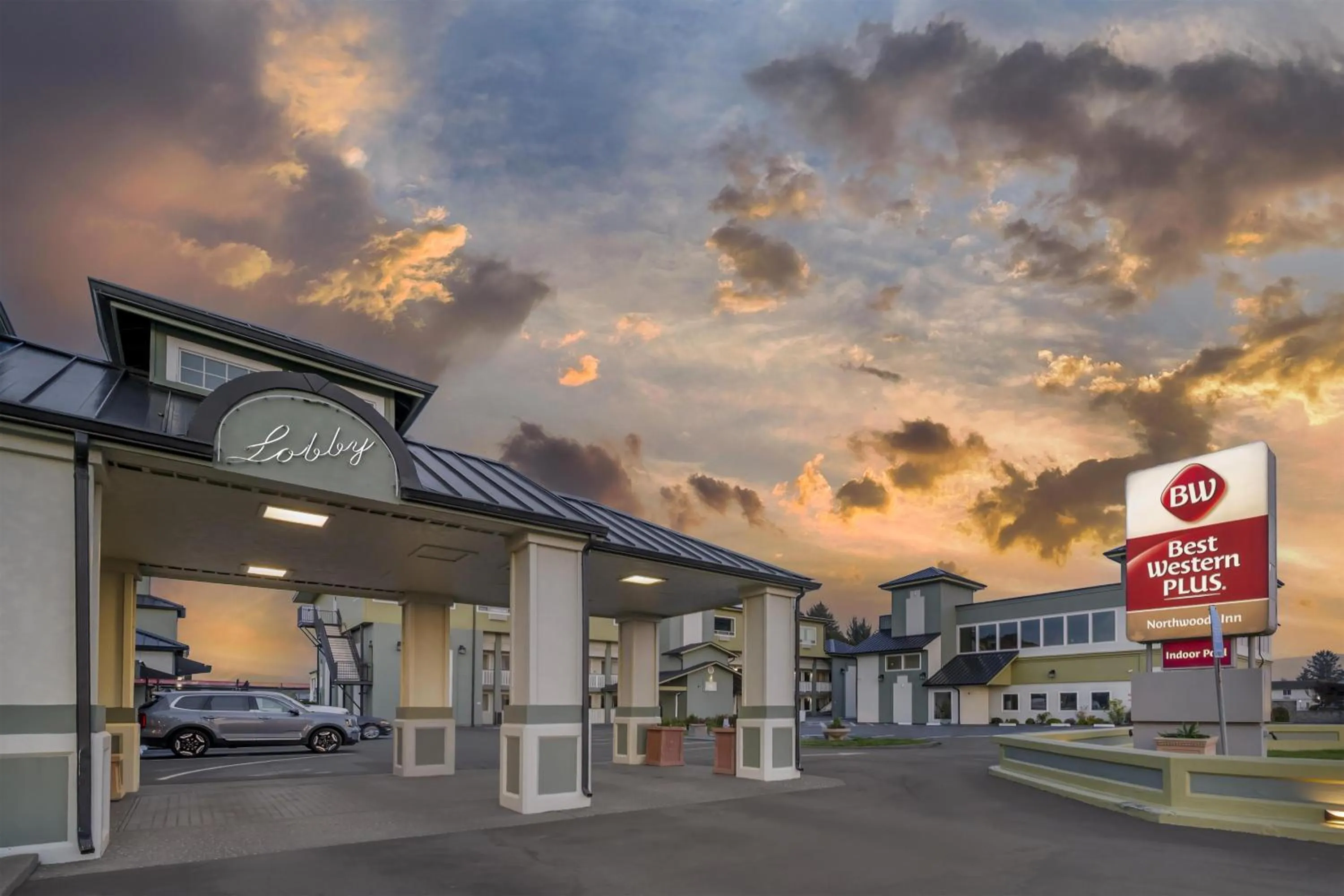 Property building in Best Western Plus Northwoods Inn