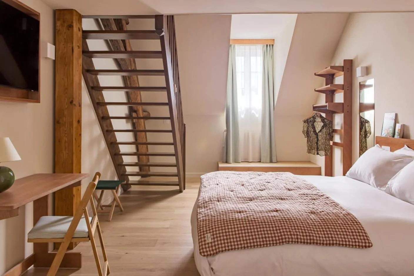 Photo of the whole room, Bed in ALFRED HOTELS Beaune La Madeleine