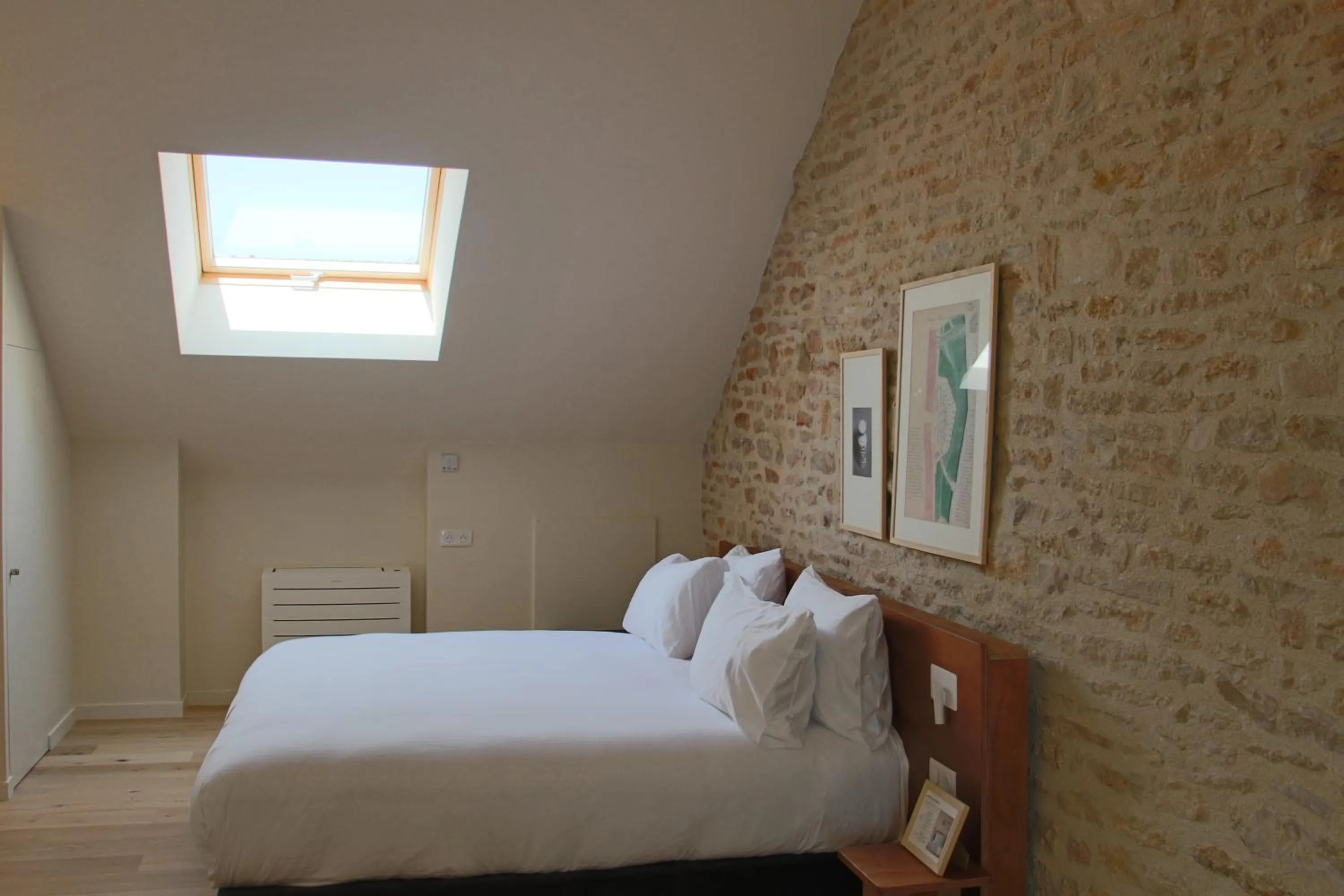Photo of the whole room, Bed in Hôtel de la Paix, Beaune