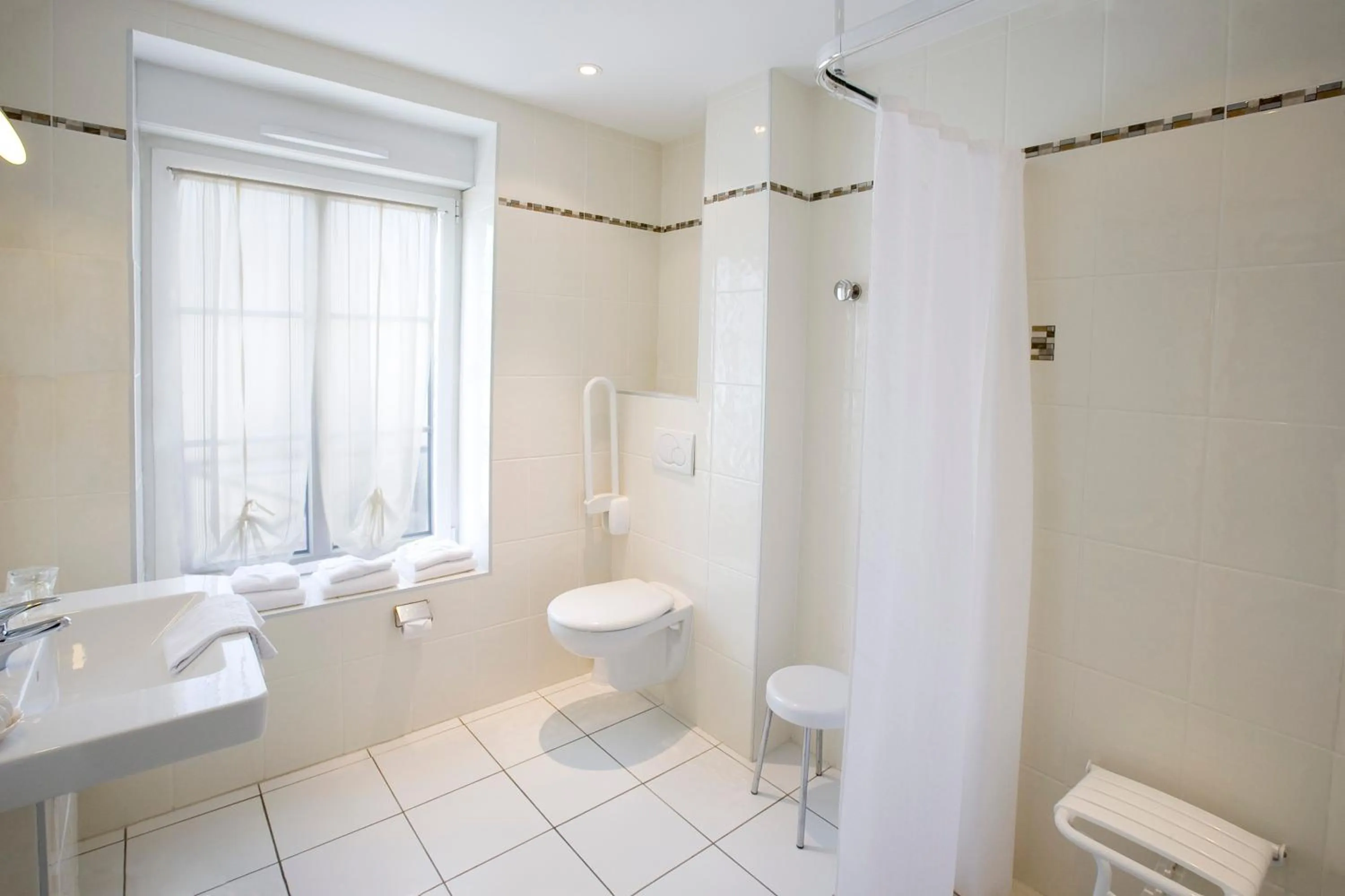 Deluxe Triple Room in Hôtel de la Paix, Beaune