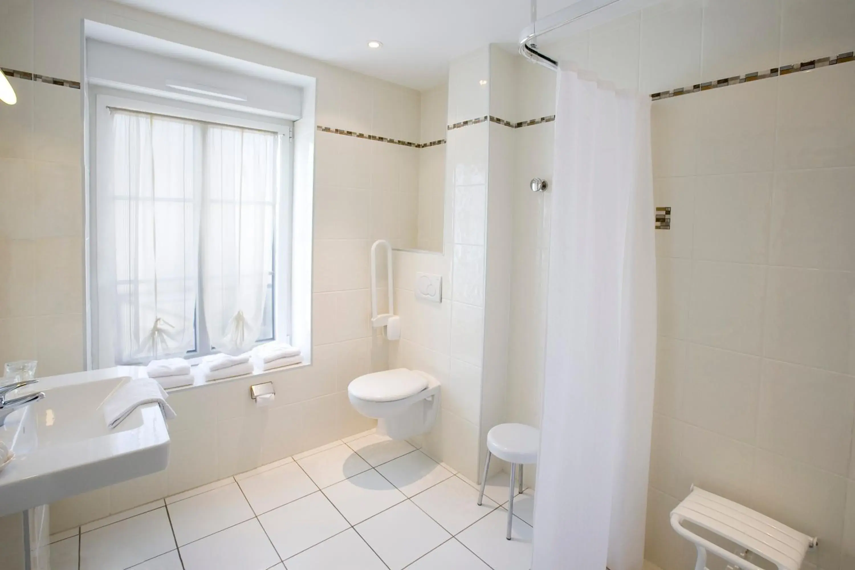 Deluxe Triple Room in Hôtel de la Paix, Beaune Deluxe Triple Room in Hôtel de la Paix, Beaune