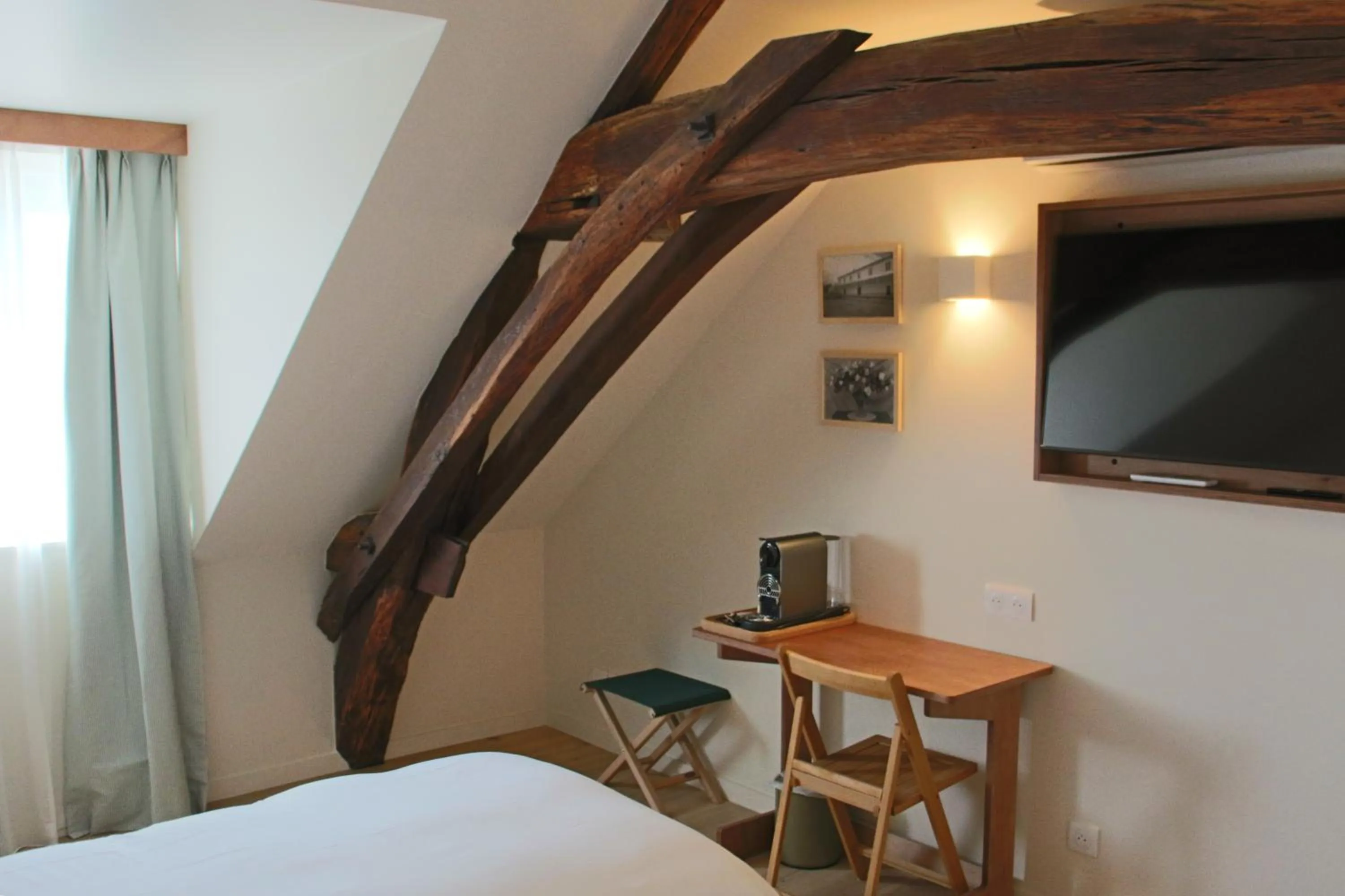 Bed in Hôtel de la Paix, Beaune
