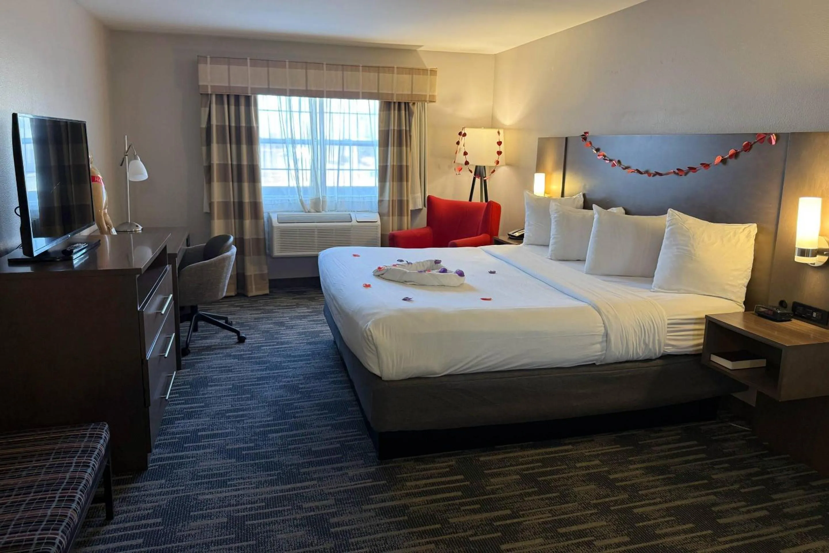 Bedroom, Bed in Country Inn & Suites by Radisson Kenosha - Pleasant Prairie