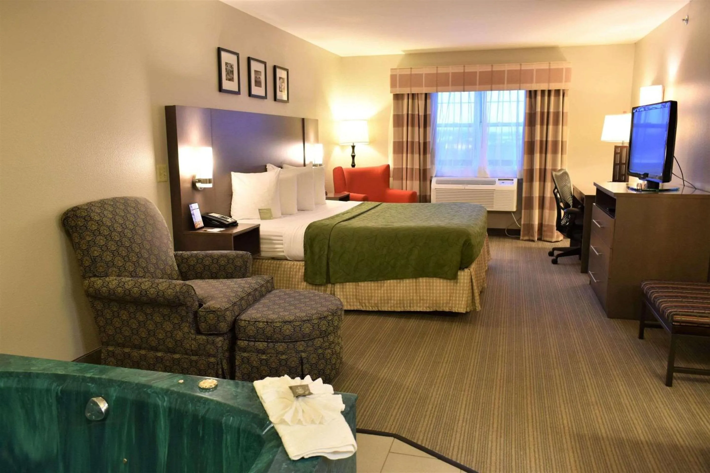 Bedroom, Bed in Country Inn & Suites by Radisson Kenosha - Pleasant Prairie