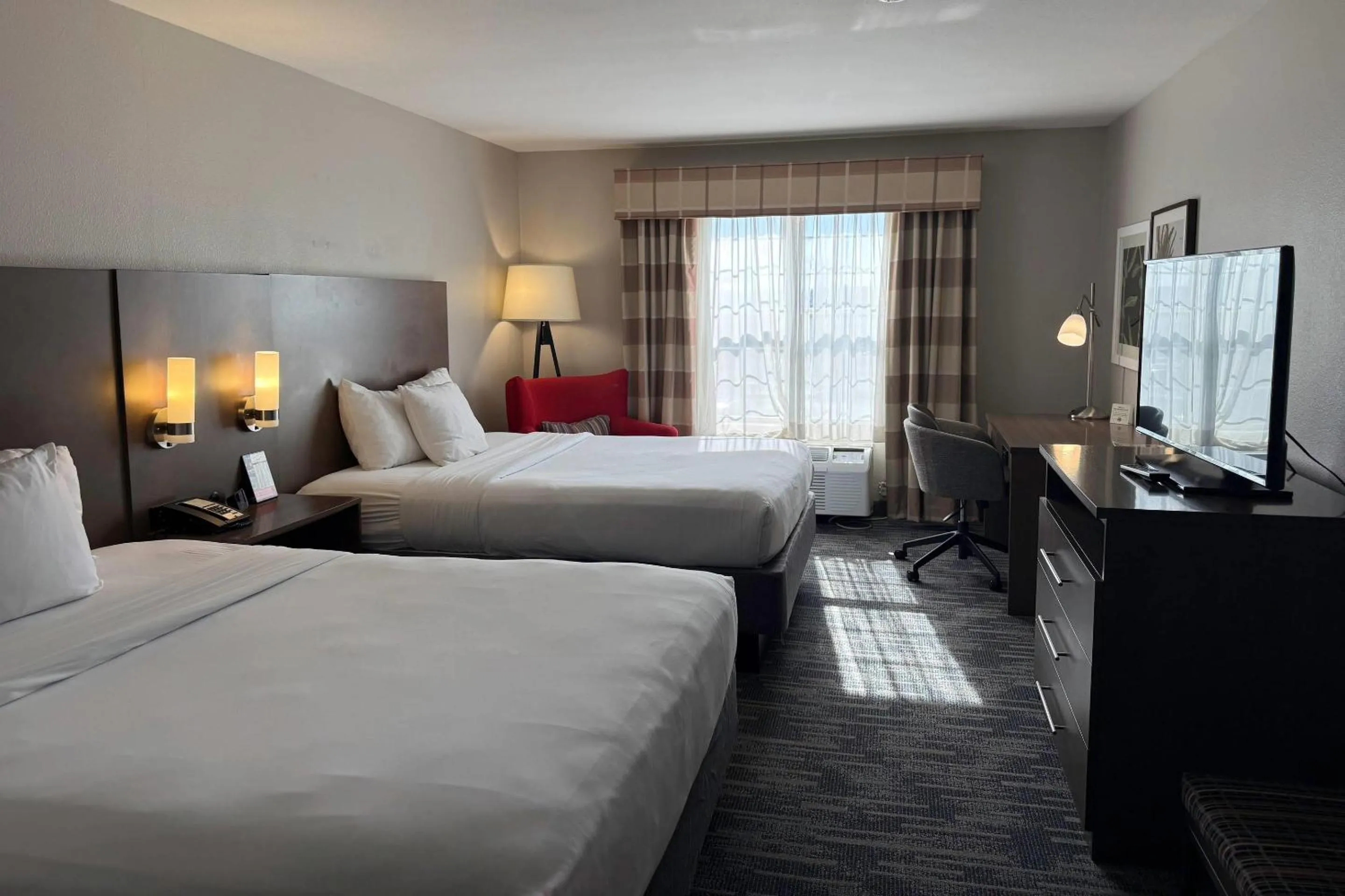 Bedroom, Bed in Country Inn & Suites by Radisson Kenosha - Pleasant Prairie