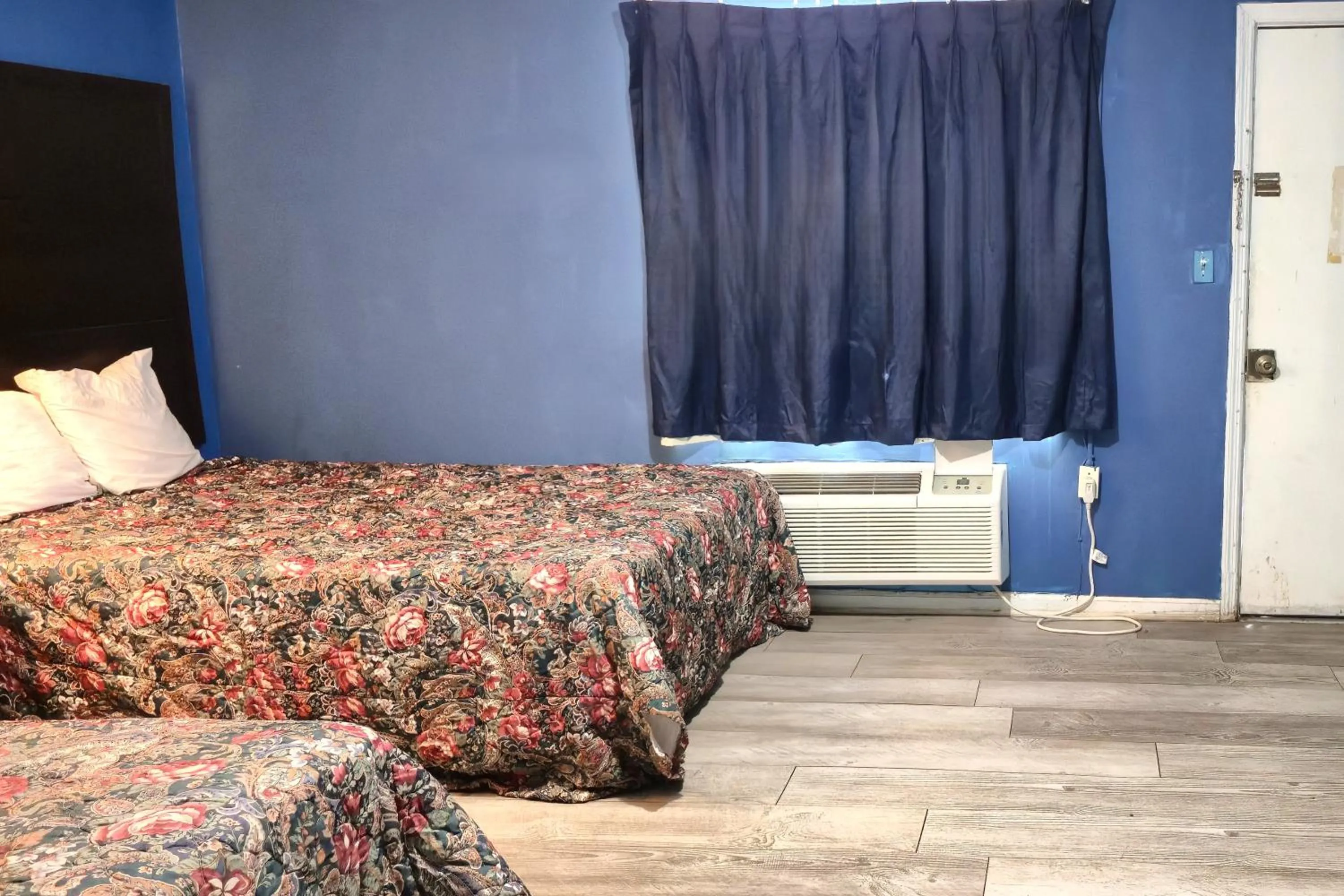 Bedroom, Bed in Holiday Motel by Belvilla Cleveland, TN