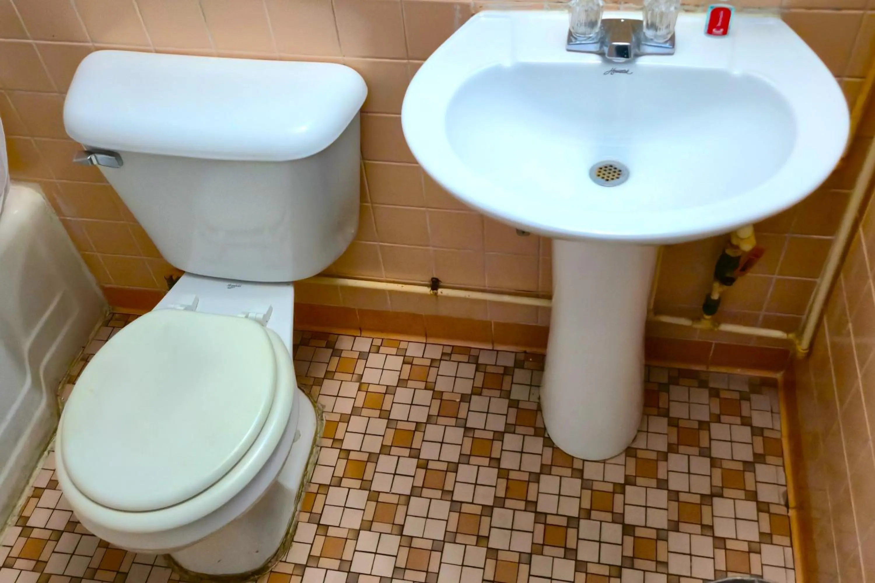 Bathroom in Holiday Motel by Belvilla Cleveland, TN