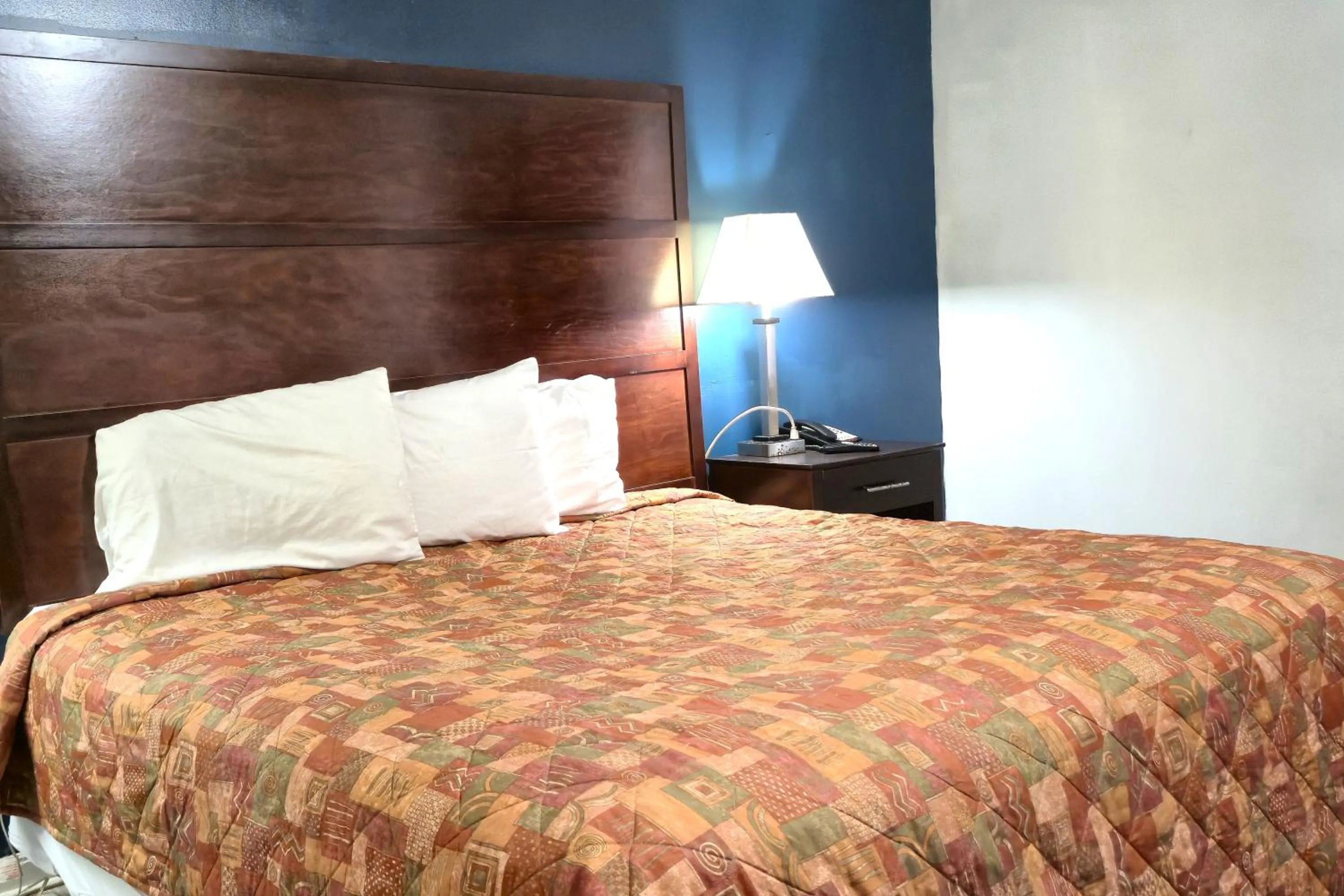 Bedroom, Bed in Holiday Motel by Belvilla Cleveland, TN