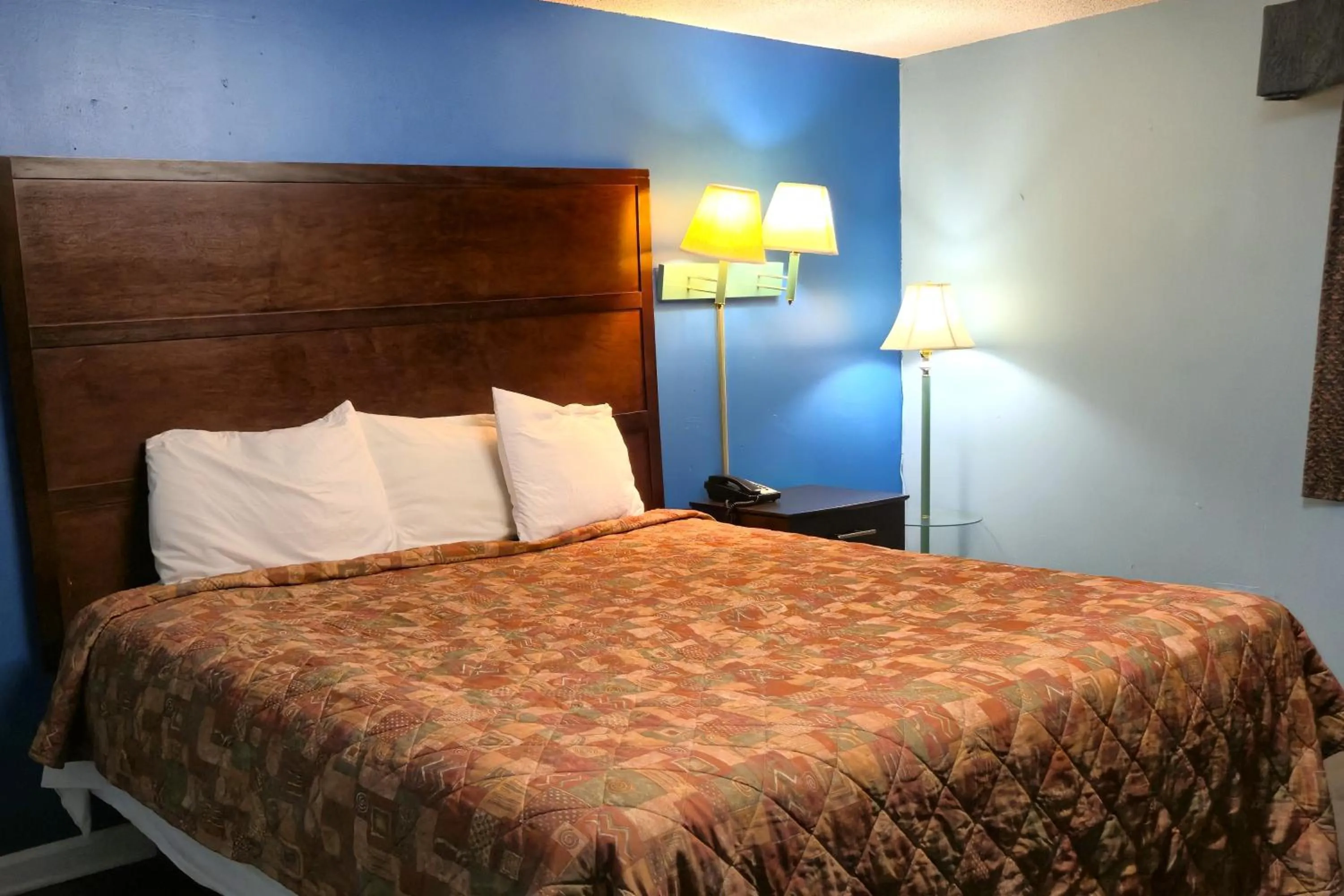 Bedroom, Bed in Holiday Motel by Belvilla Cleveland, TN