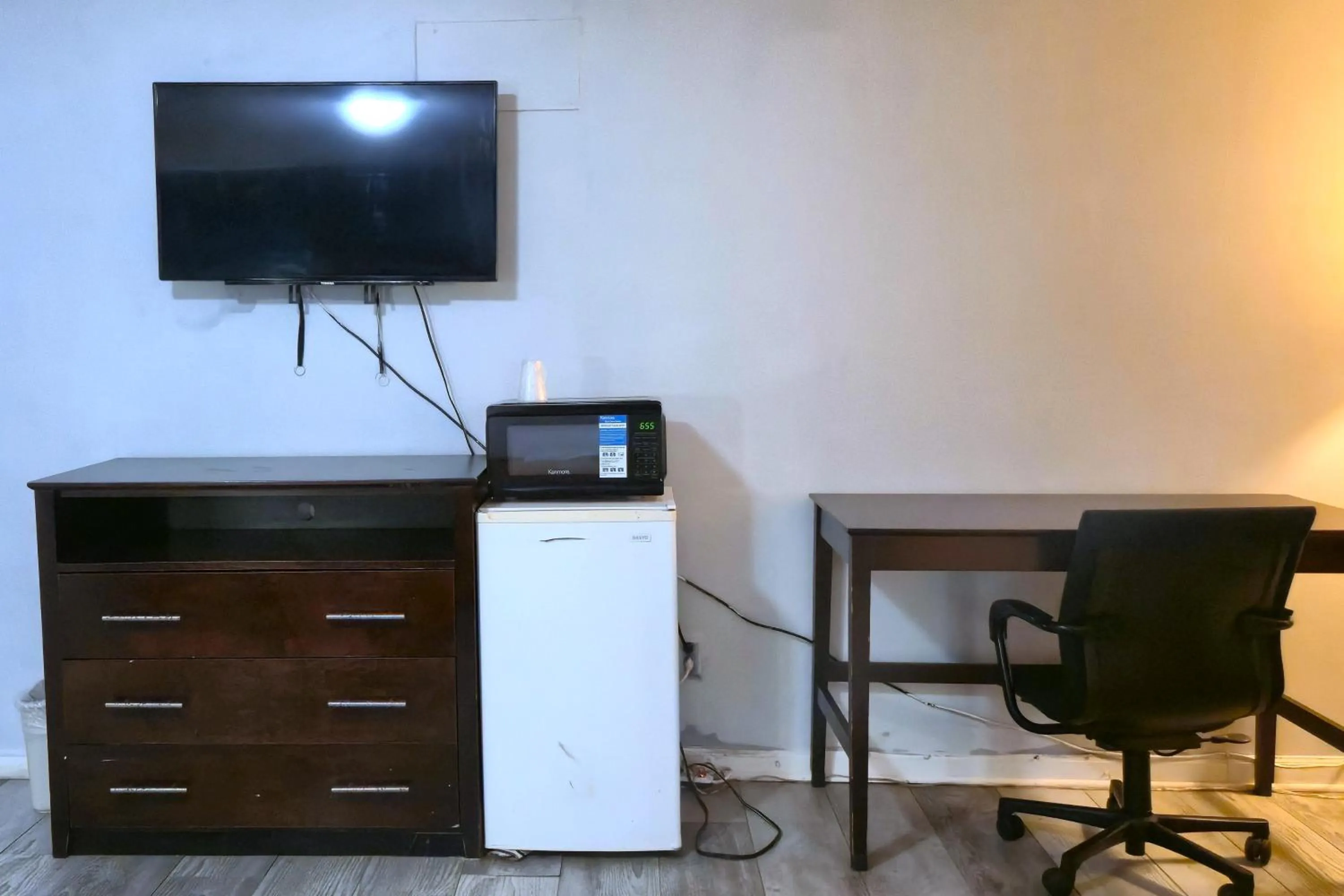 TV and multimedia in Holiday Motel by Belvilla Cleveland, TN