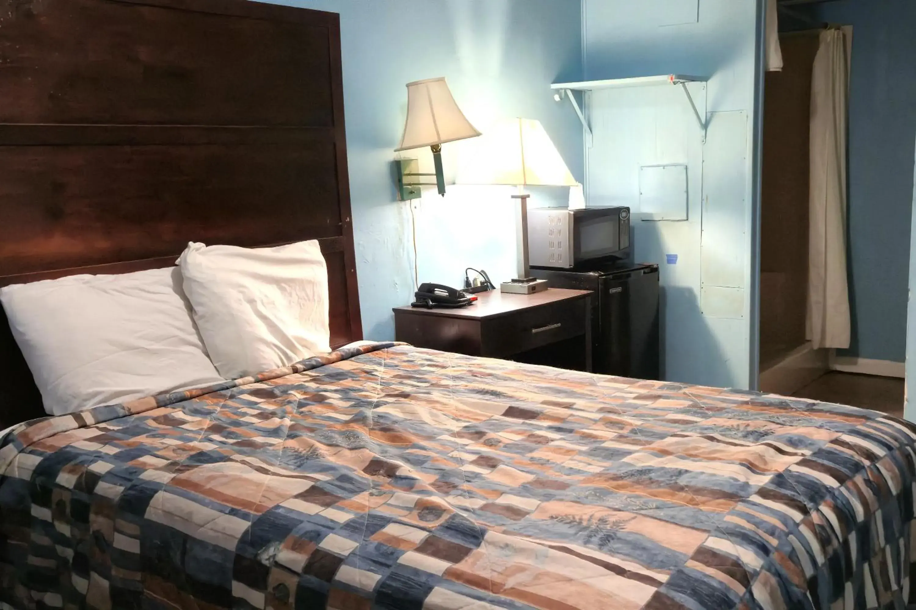 Queen Bed Non Smoking in Holiday Motel by Belvilla Cleveland, TN Queen Bed Non Smoking in Holiday Motel by Belvilla Cleveland, TN