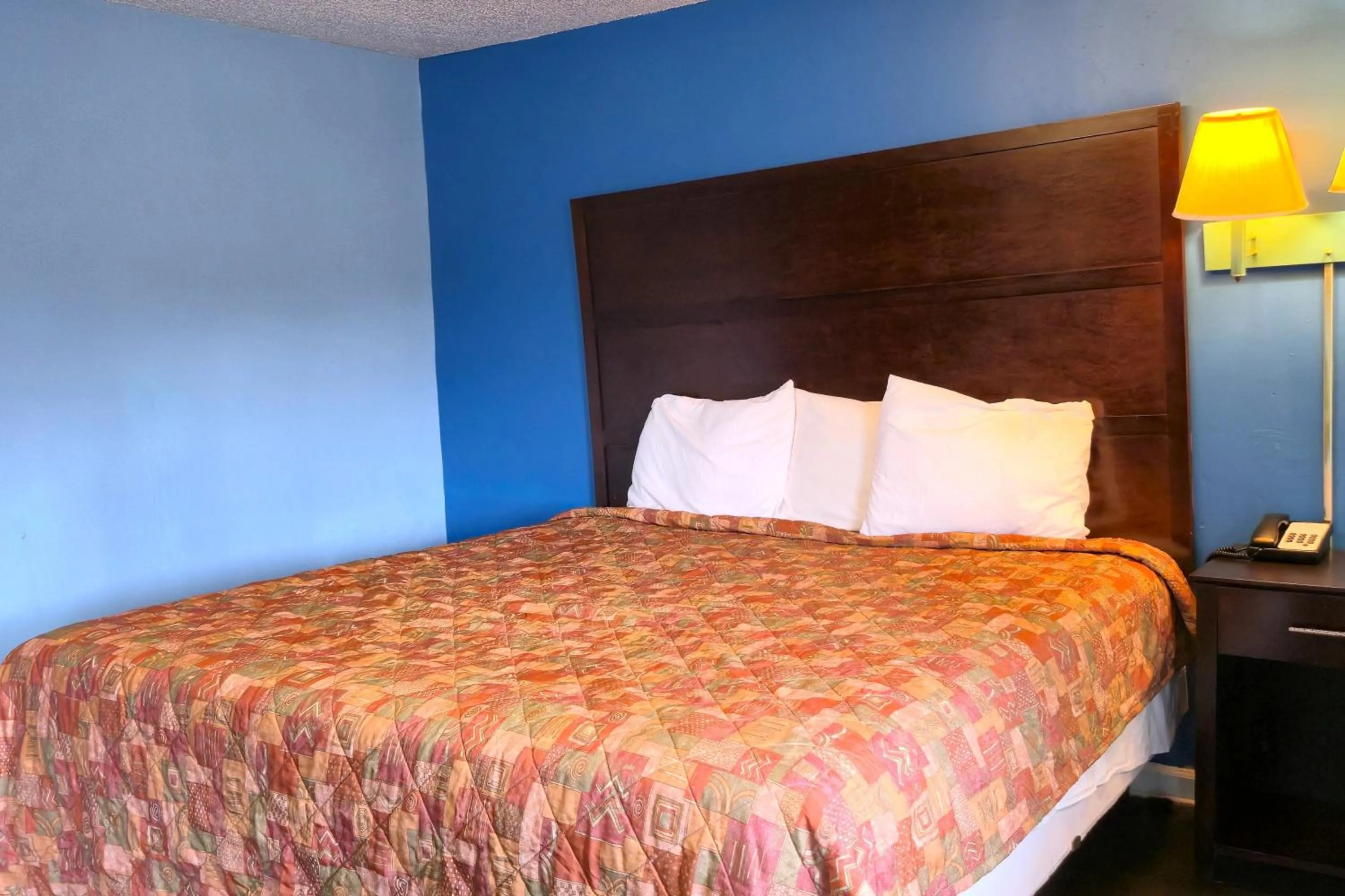 Bedroom, Bed in Holiday Motel by Belvilla Cleveland, TN