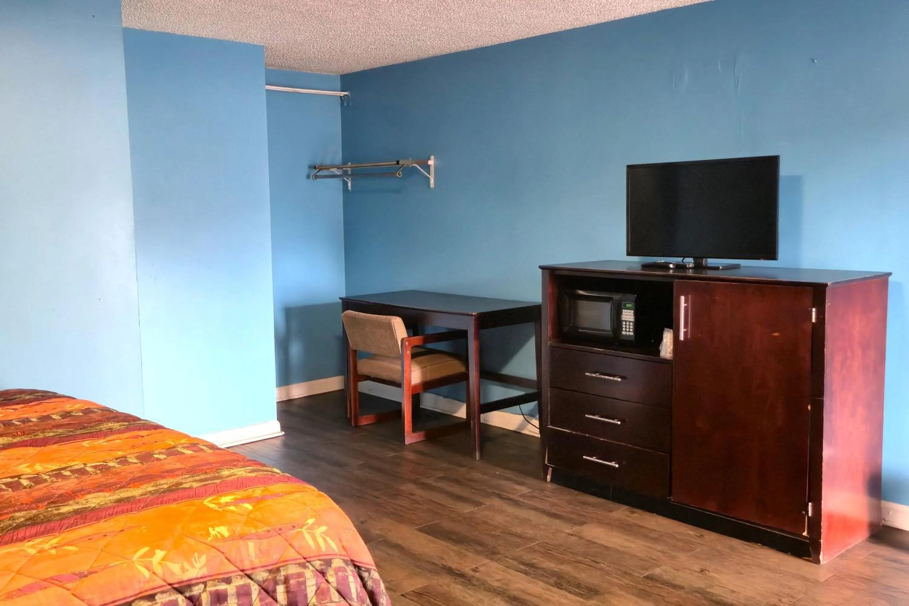 Bedroom, Bed in Holiday Motel by Belvilla Cleveland, TN