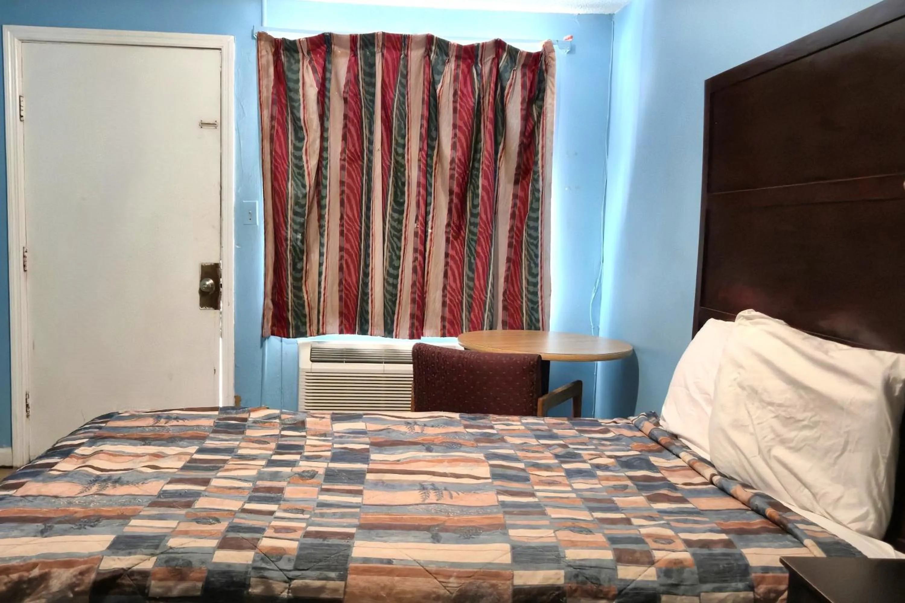 Bedroom, Bed in Holiday Motel by Belvilla Cleveland, TN