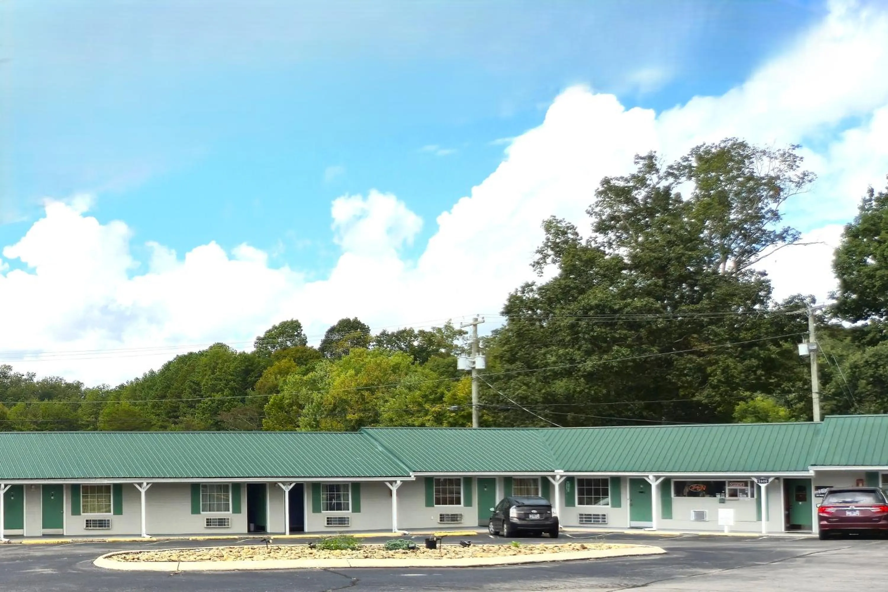 Property building in Holiday Motel by Belvilla Cleveland, TN
