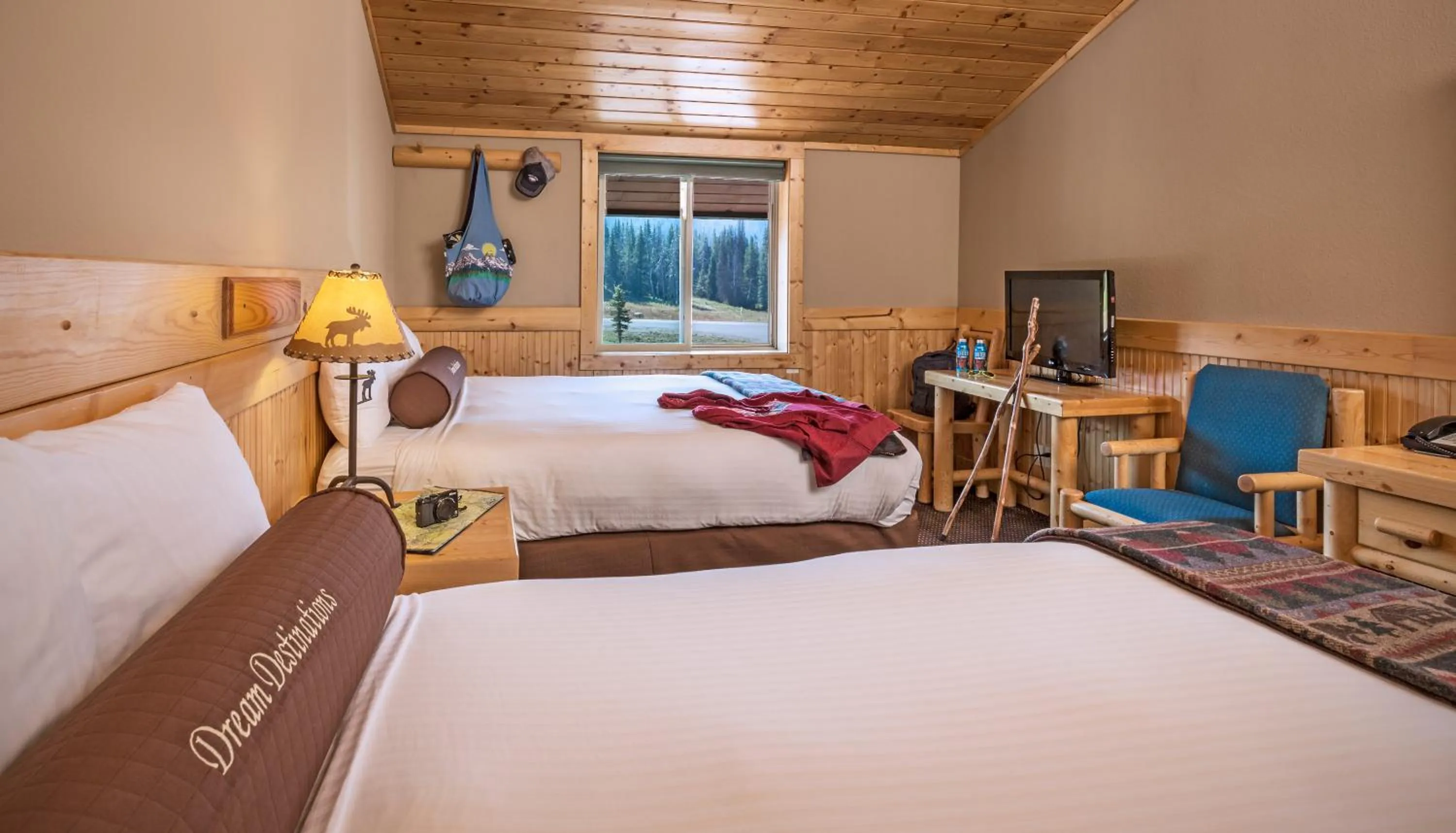 Photo of the whole room, Bed in Togwotee Mountain Lodge