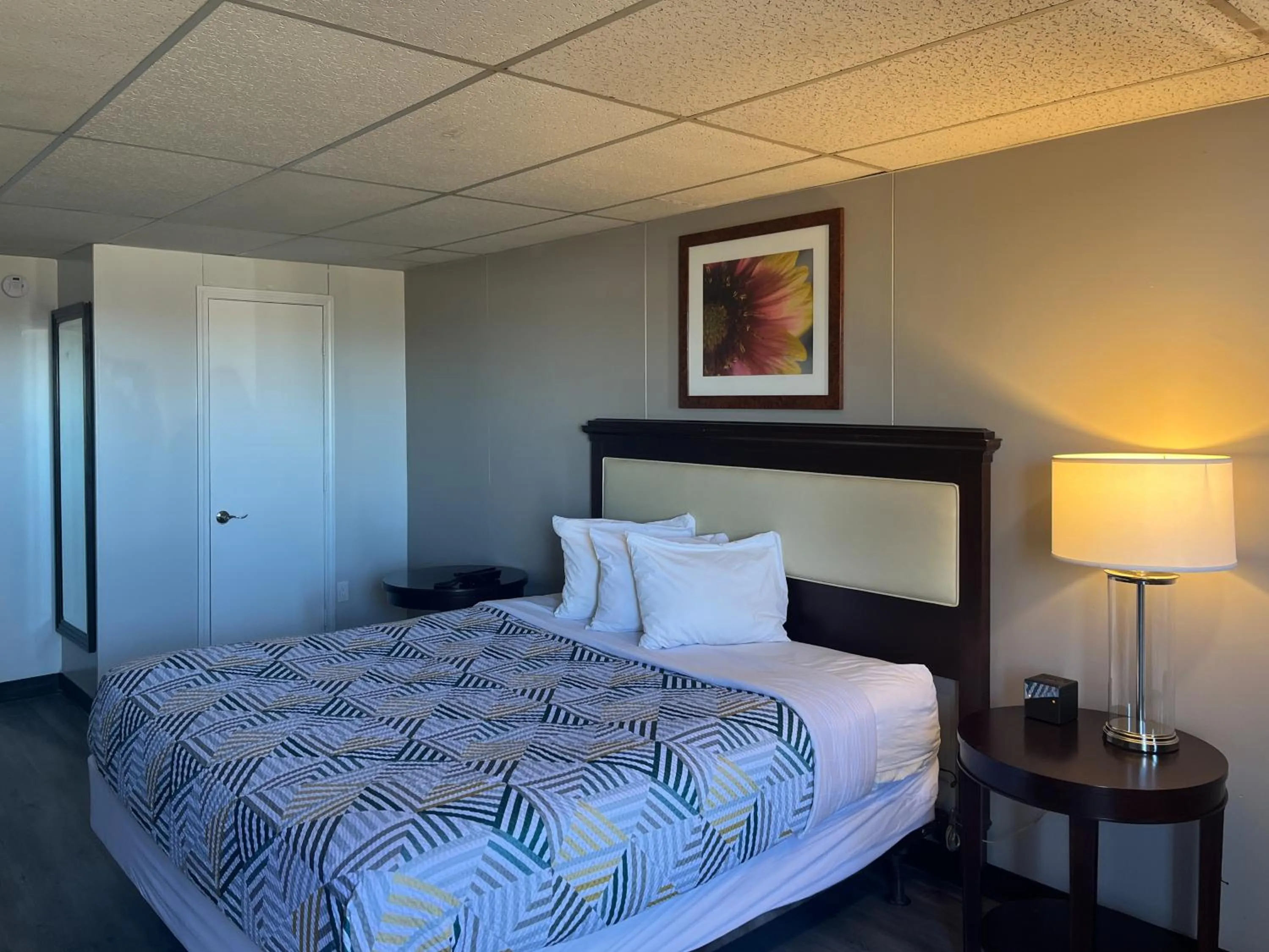 Bedroom, Bed in Studio 6 Borger, TX Boom Town