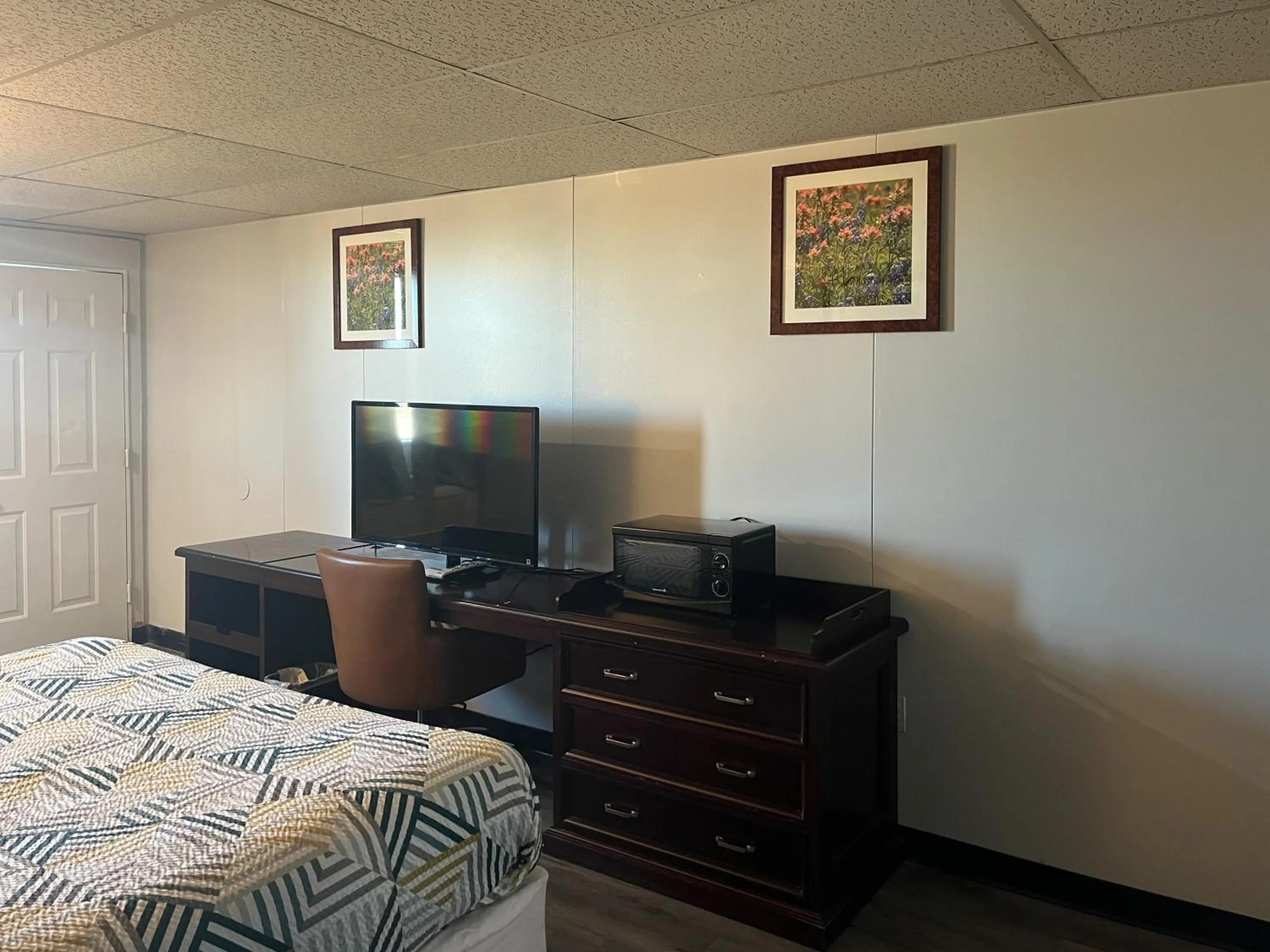Bedroom, Bed in Studio 6 Borger, TX Boom Town