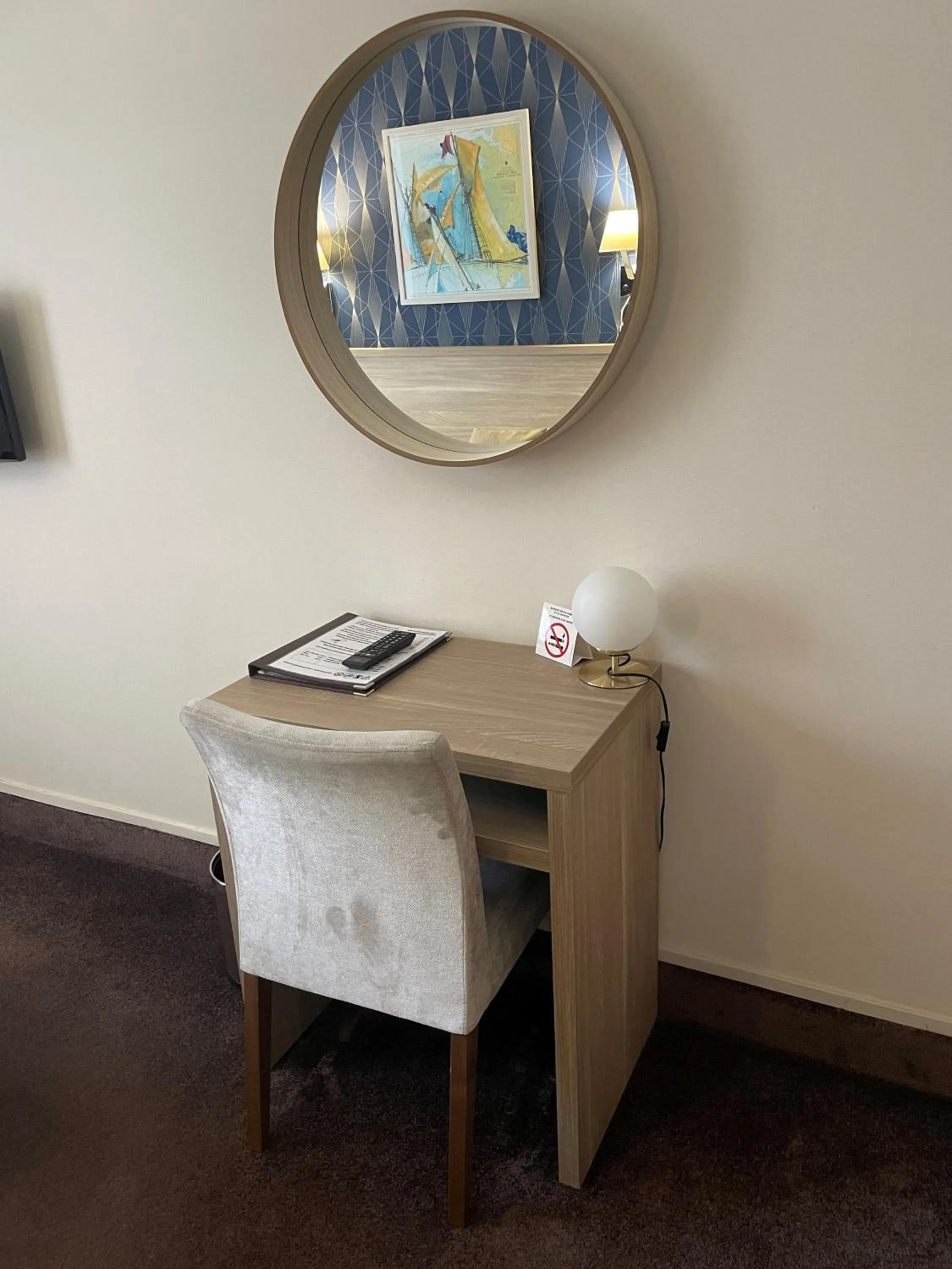 Bedroom in Hotel Ajoncs d'Or