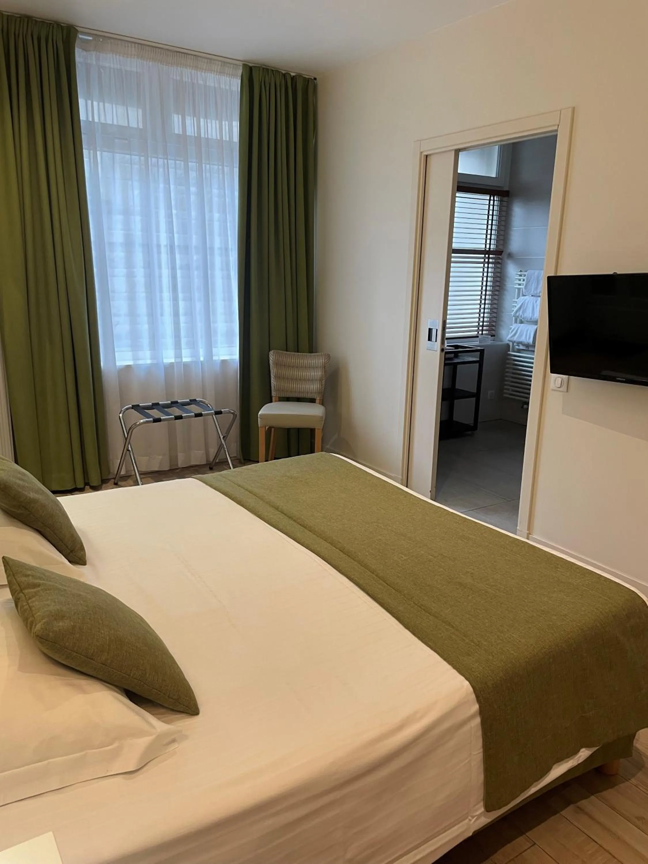 TV and multimedia, Bed in Hotel Ajoncs d'Or