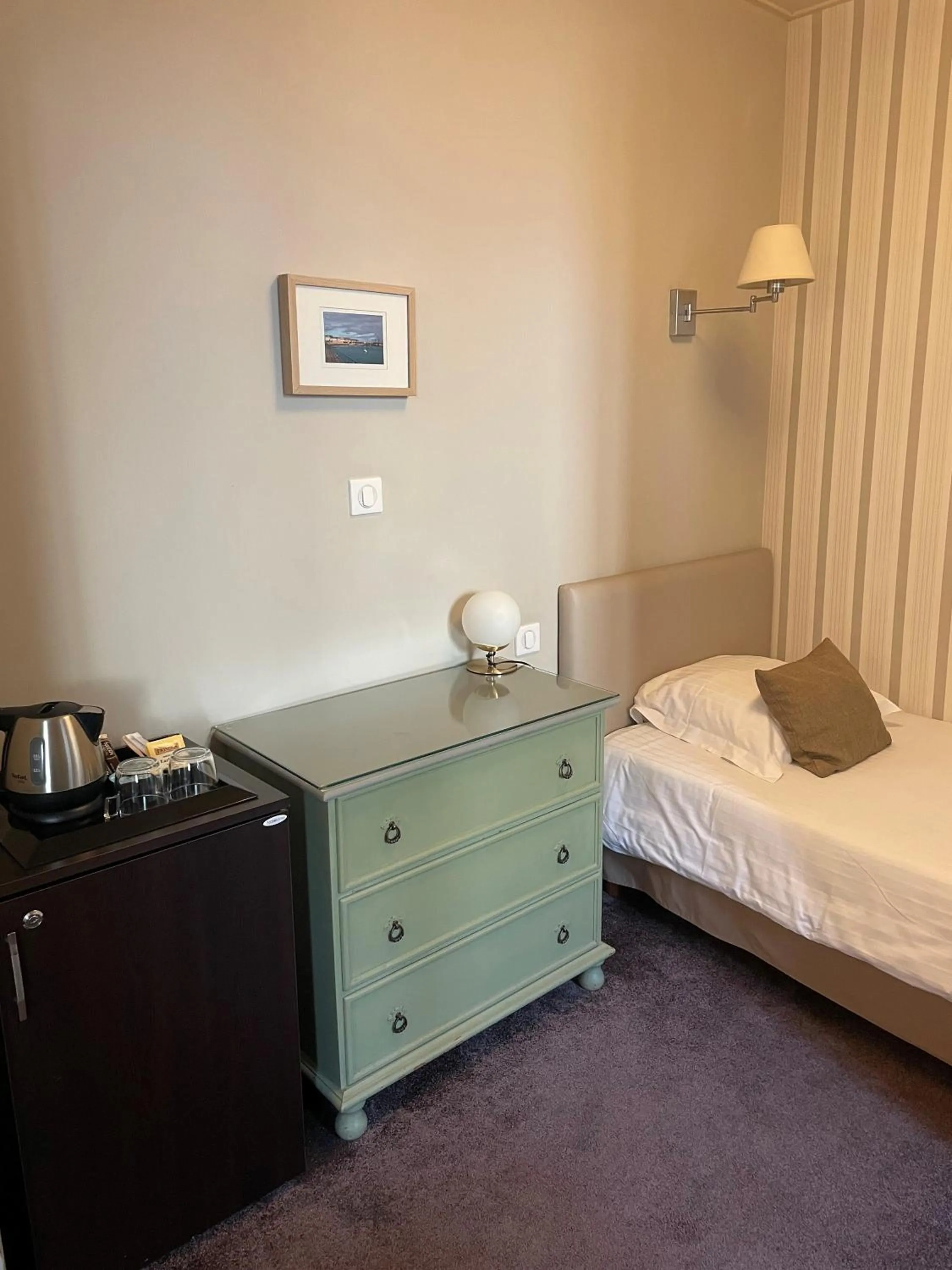 Coffee/tea facilities, Bed in Hotel Ajoncs d'Or