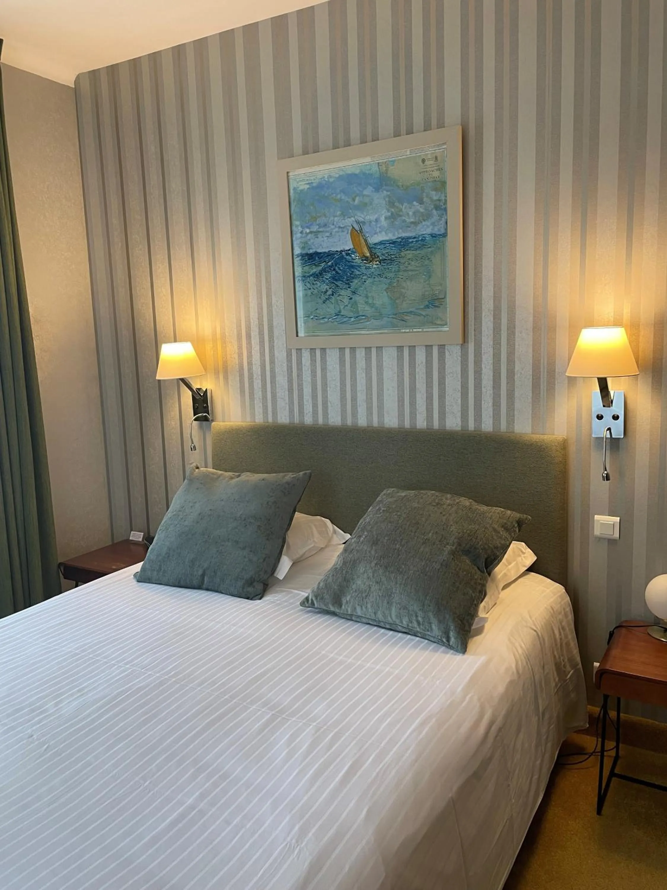 Bed in Hotel Ajoncs d'Or