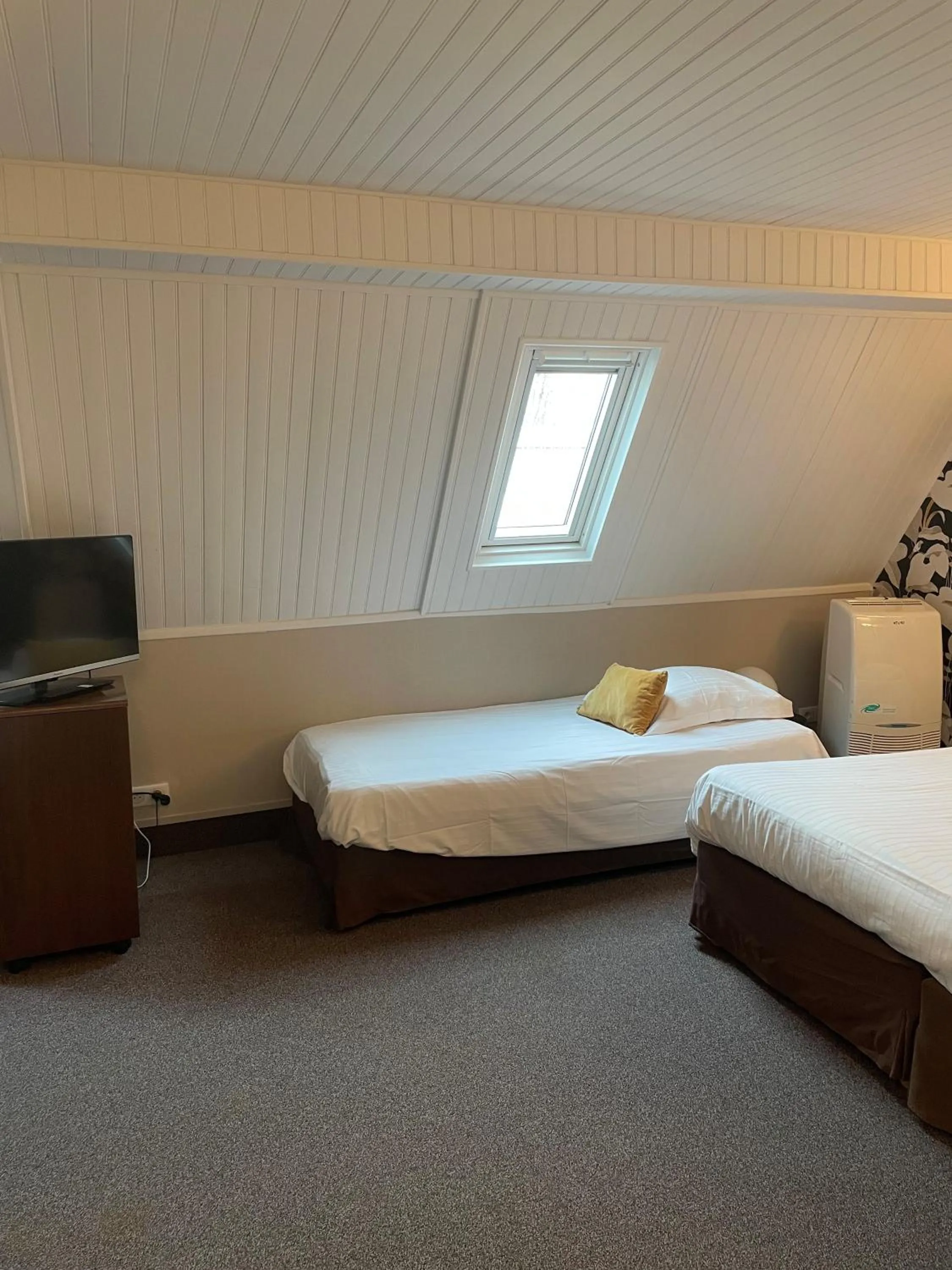 minibar, Bed in Hotel Ajoncs d'Or