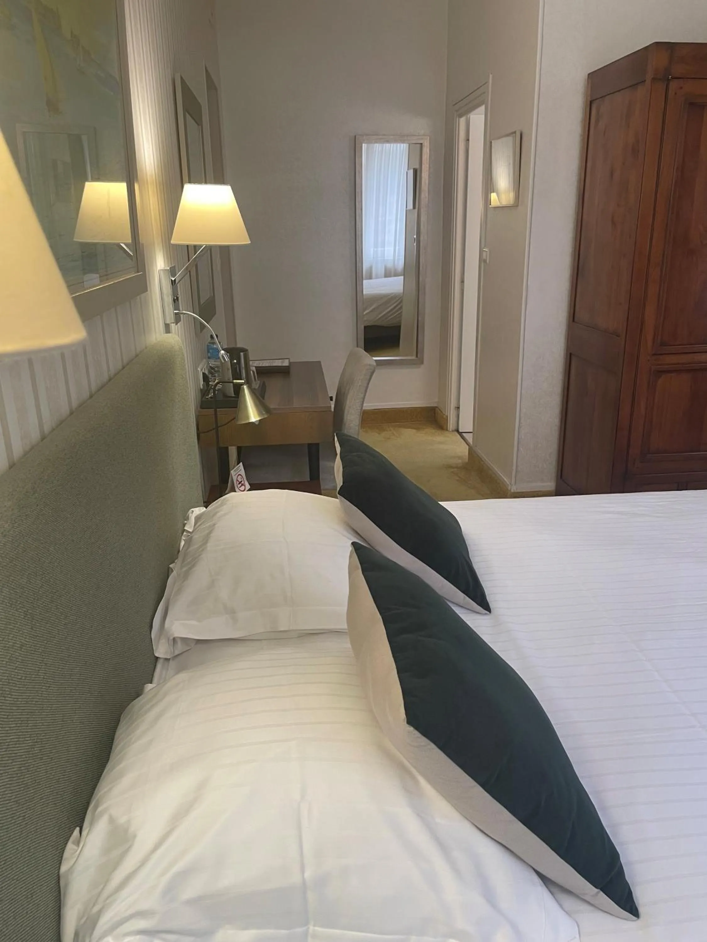 Shower, Bed in Hotel Ajoncs d'Or